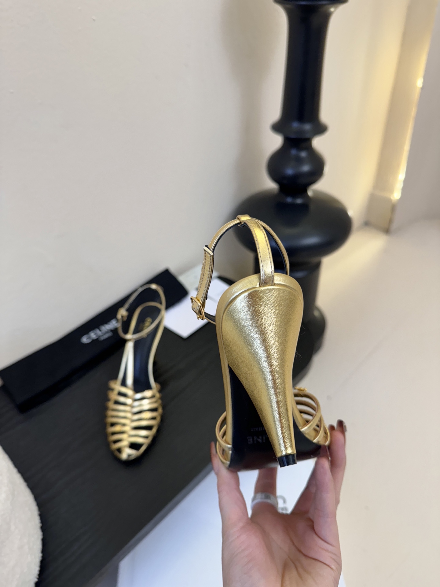 8.5跟Celine春夏凯旋门时装鞋 柔美的露脚设计，脚踝绑带。上脚真的超级显瘦超级美 C家特定的精致凯