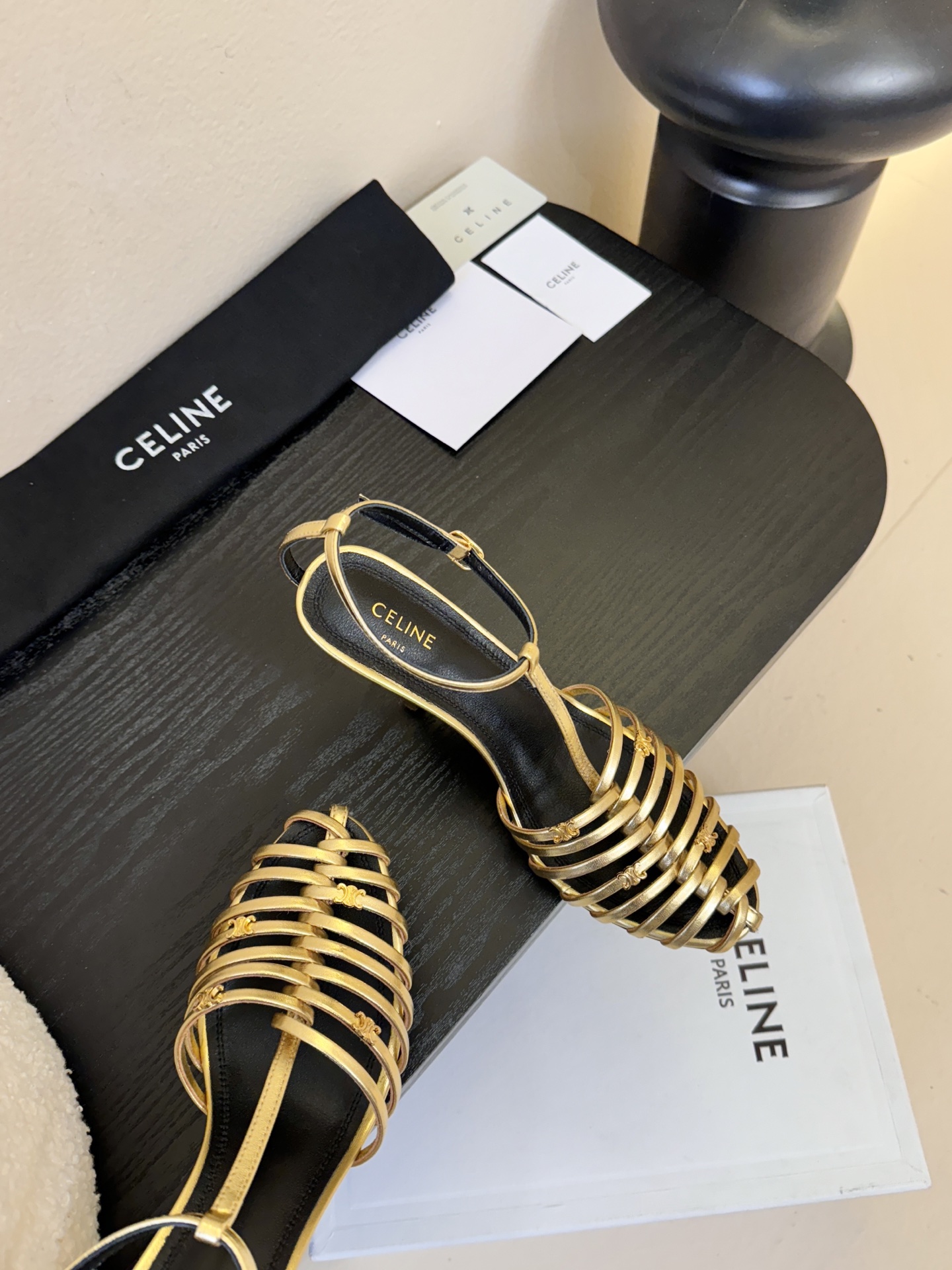 8.5跟Celine春夏凯旋门时装鞋 柔美的露脚设计，脚踝绑带。上脚真的超级显瘦超级美 C家特定的精致凯