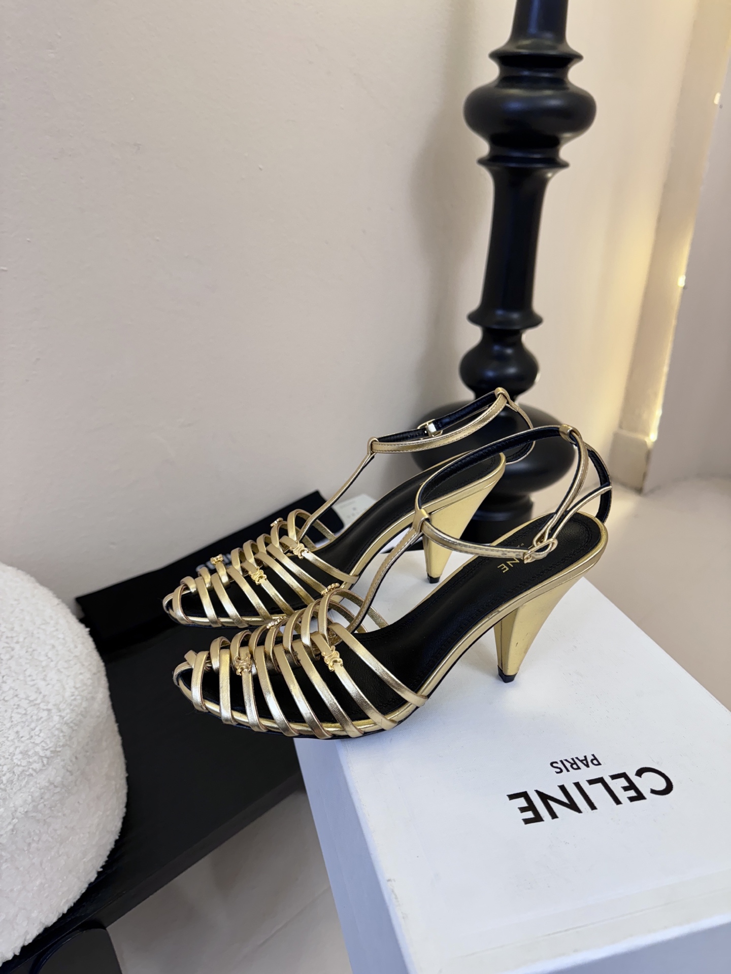 8.5跟Celine春夏凯旋门时装鞋 柔美的露脚设计，脚踝绑带。上脚真的超级显瘦超级美 C家特定的精致凯