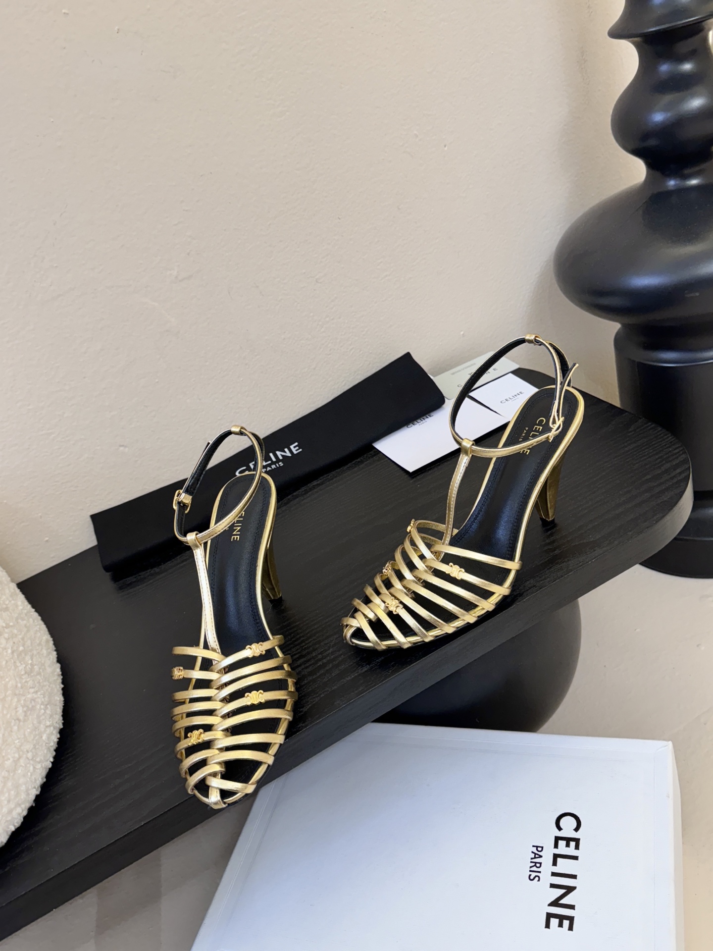 8.5跟Celine春夏凯旋门时装鞋 柔美的露脚设计，脚踝绑带。上脚真的超级显瘦超级美 C家特定的精致凯