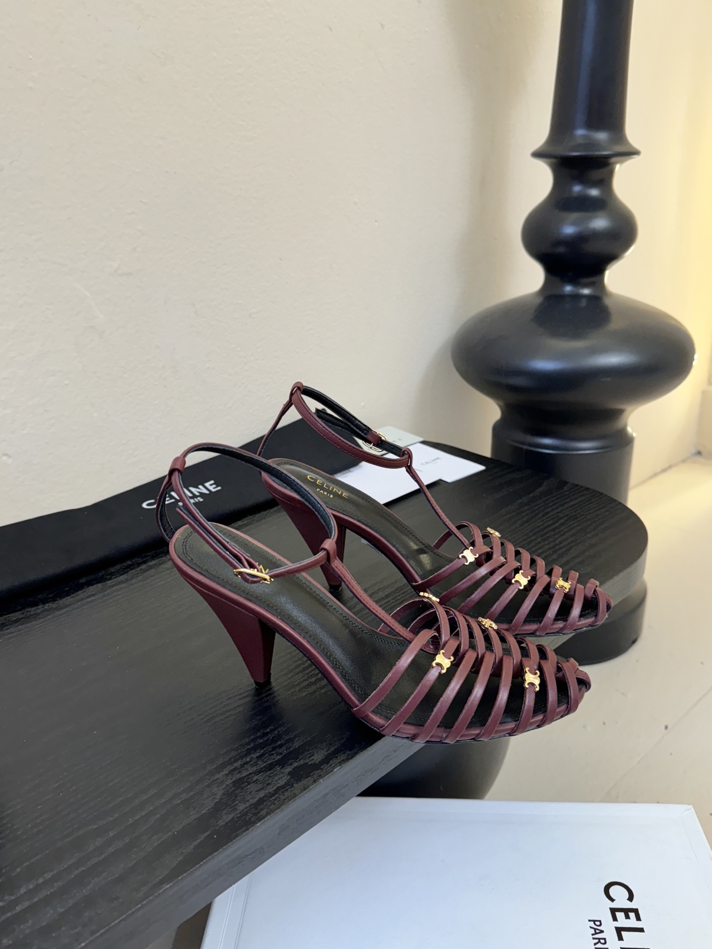 8.5跟Celine春夏凯旋门时装鞋 柔美的露脚设计，脚踝绑带。上脚真的超级显瘦超级美 C家特定的精致凯