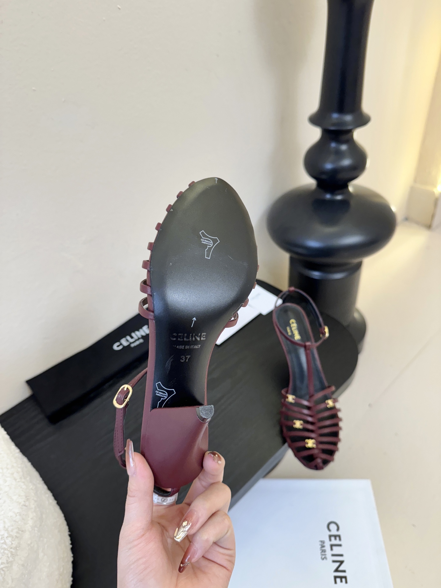 8.5跟Celine春夏凯旋门时装鞋 柔美的露脚设计，脚踝绑带。上脚真的超级显瘦超级美 C家特定的精致凯