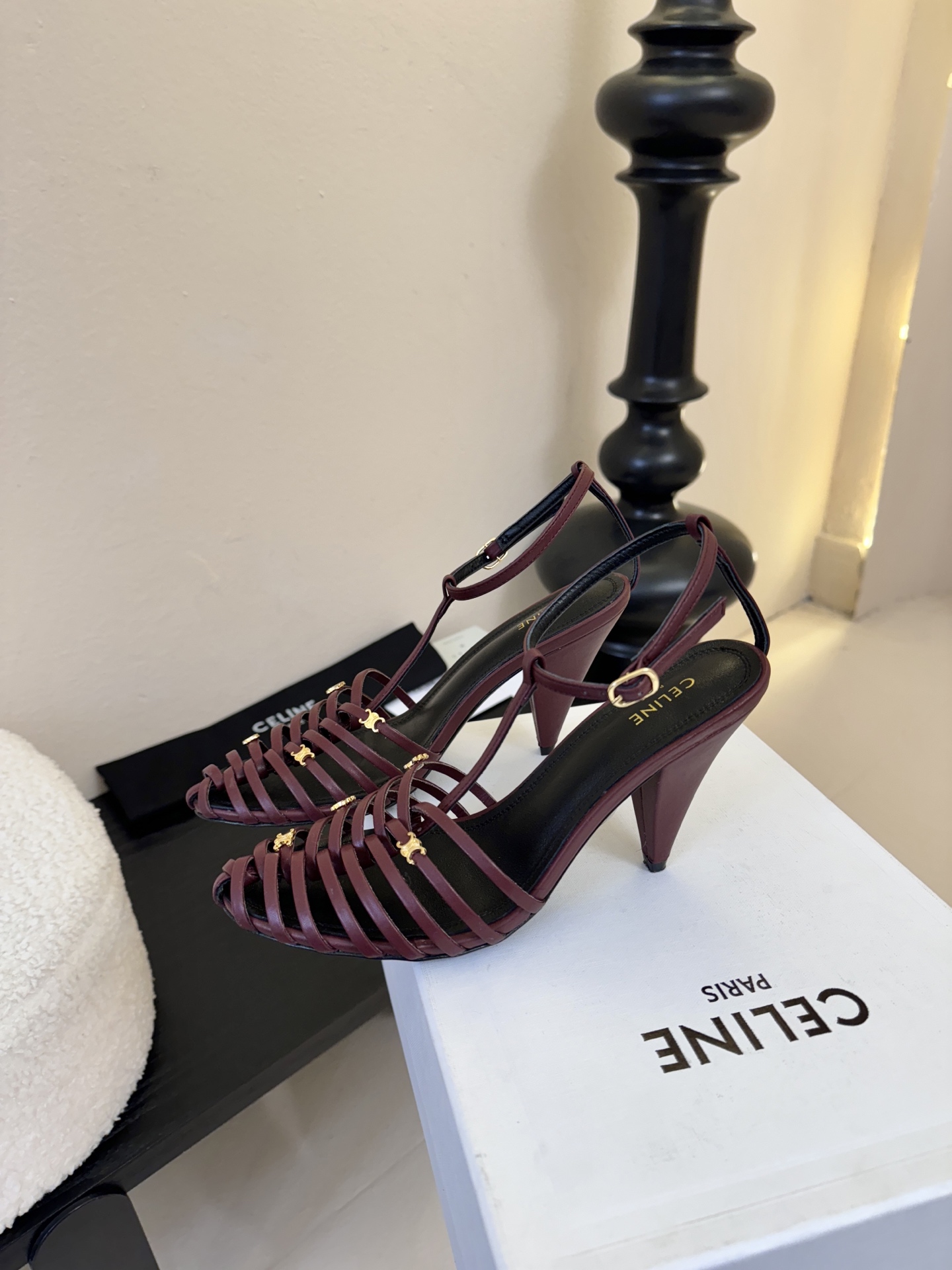 8.5跟Celine春夏凯旋门时装鞋 柔美的露脚设计，脚踝绑带。上脚真的超级显瘦超级美 C家特定的精致凯