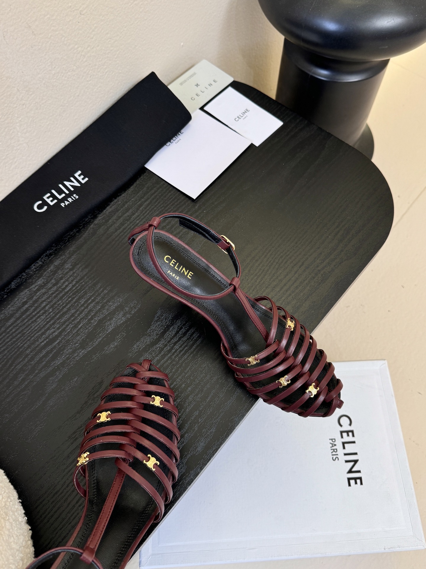 8.5跟Celine春夏凯旋门时装鞋 柔美的露脚设计，脚踝绑带。上脚真的超级显瘦超级美 C家特定的精致凯