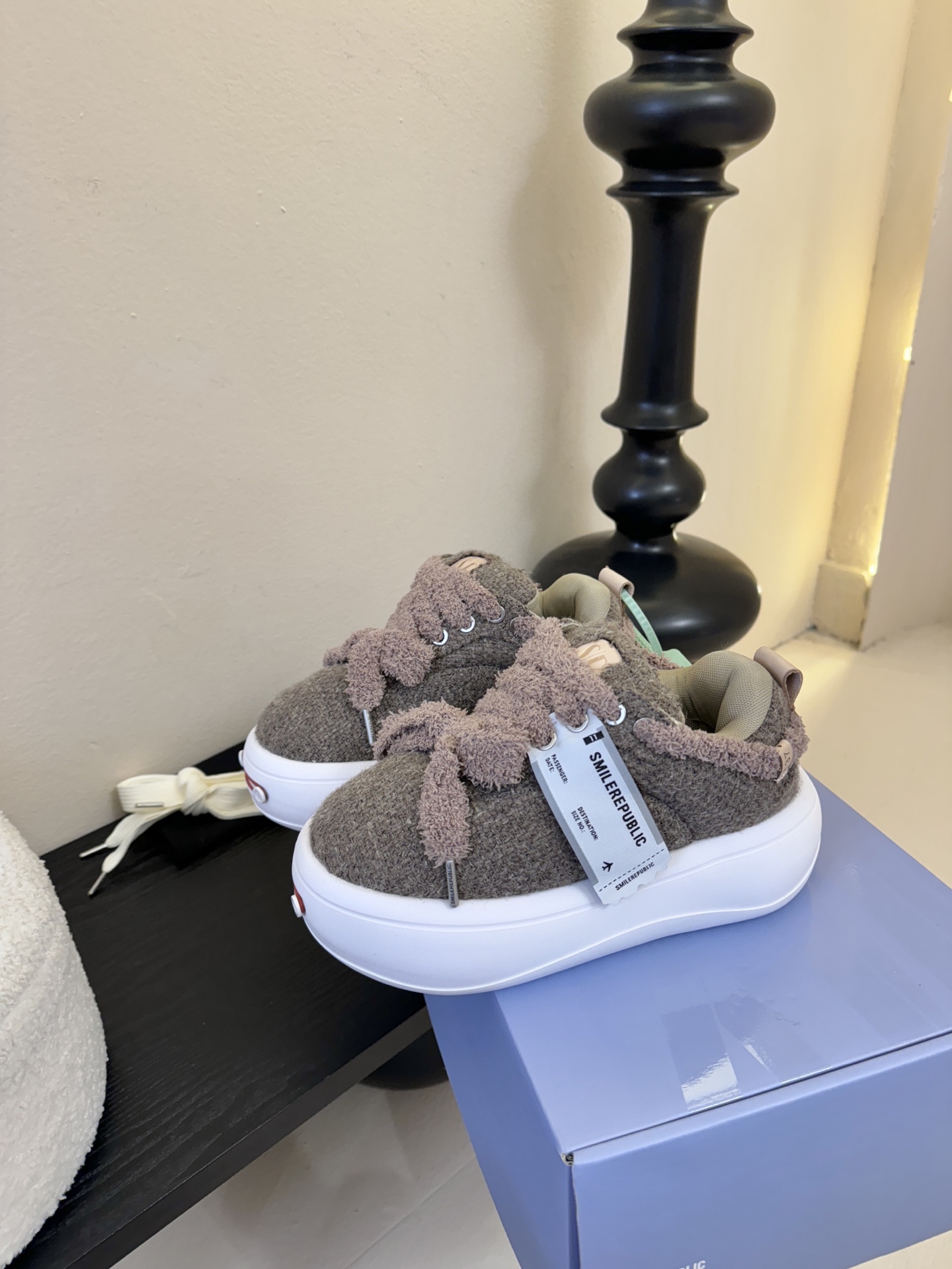 SMILEREPUBLI*26ss新款开口笑厚底面包鞋延续了品牌经典的“开口笑”弧形鞋头、反向蝴蝶结鞋带