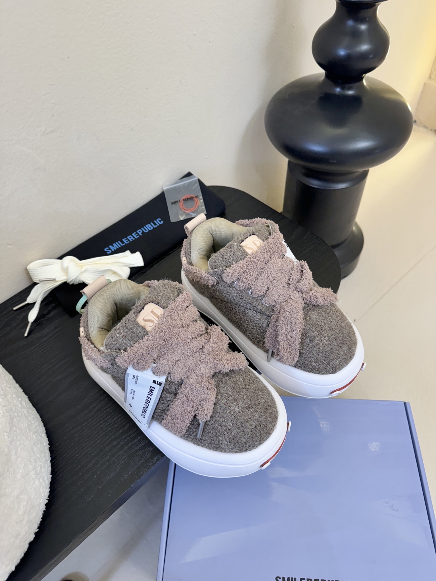 SMILEREPUBLI*26ss新款开口笑厚底面包鞋延续了品牌经典的“开口笑”弧形鞋头、反向蝴蝶结鞋带