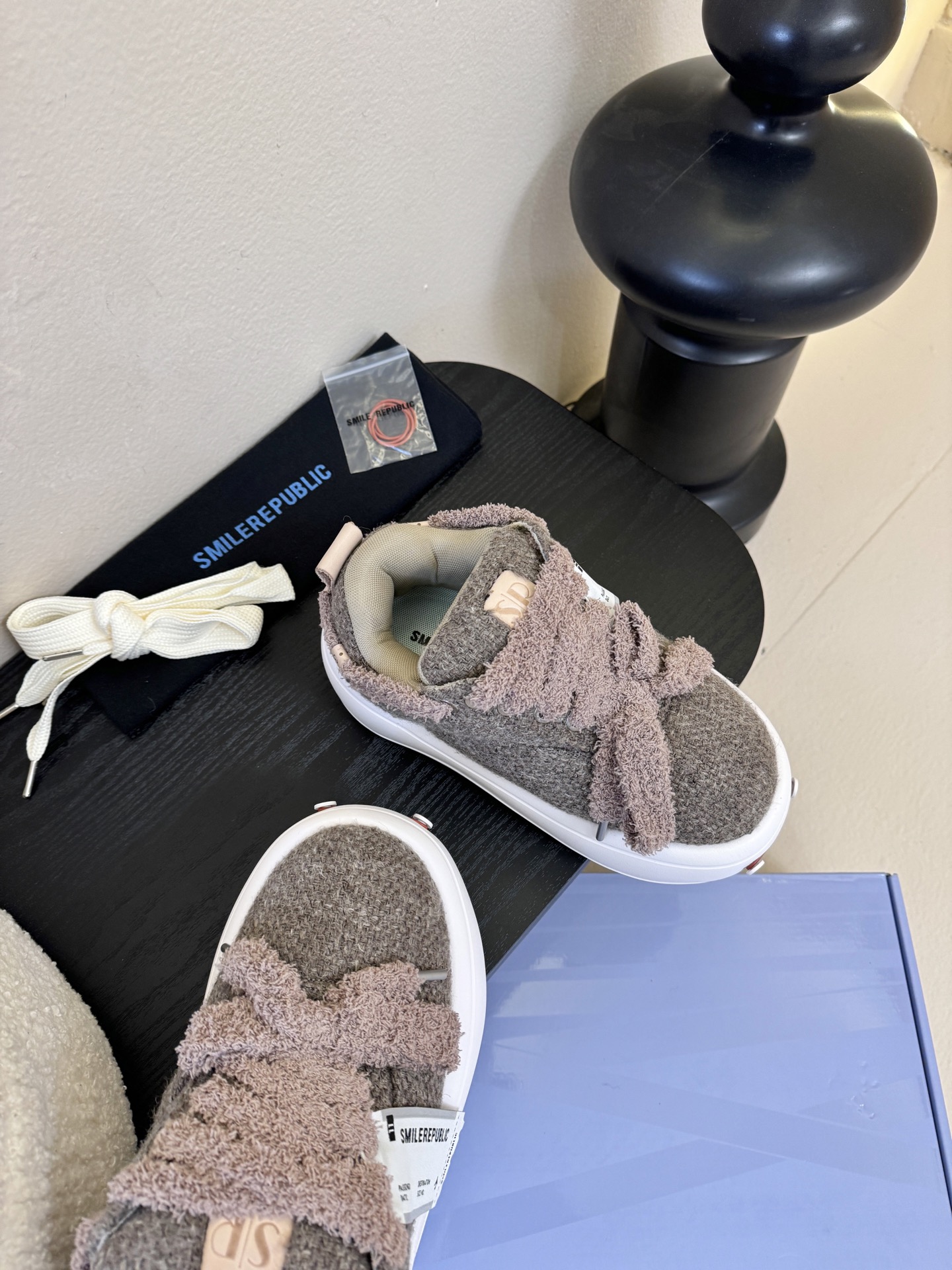 SMILEREPUBLI*26ss新款开口笑厚底面包鞋延续了品牌经典的“开口笑”弧形鞋头、反向蝴蝶结鞋带