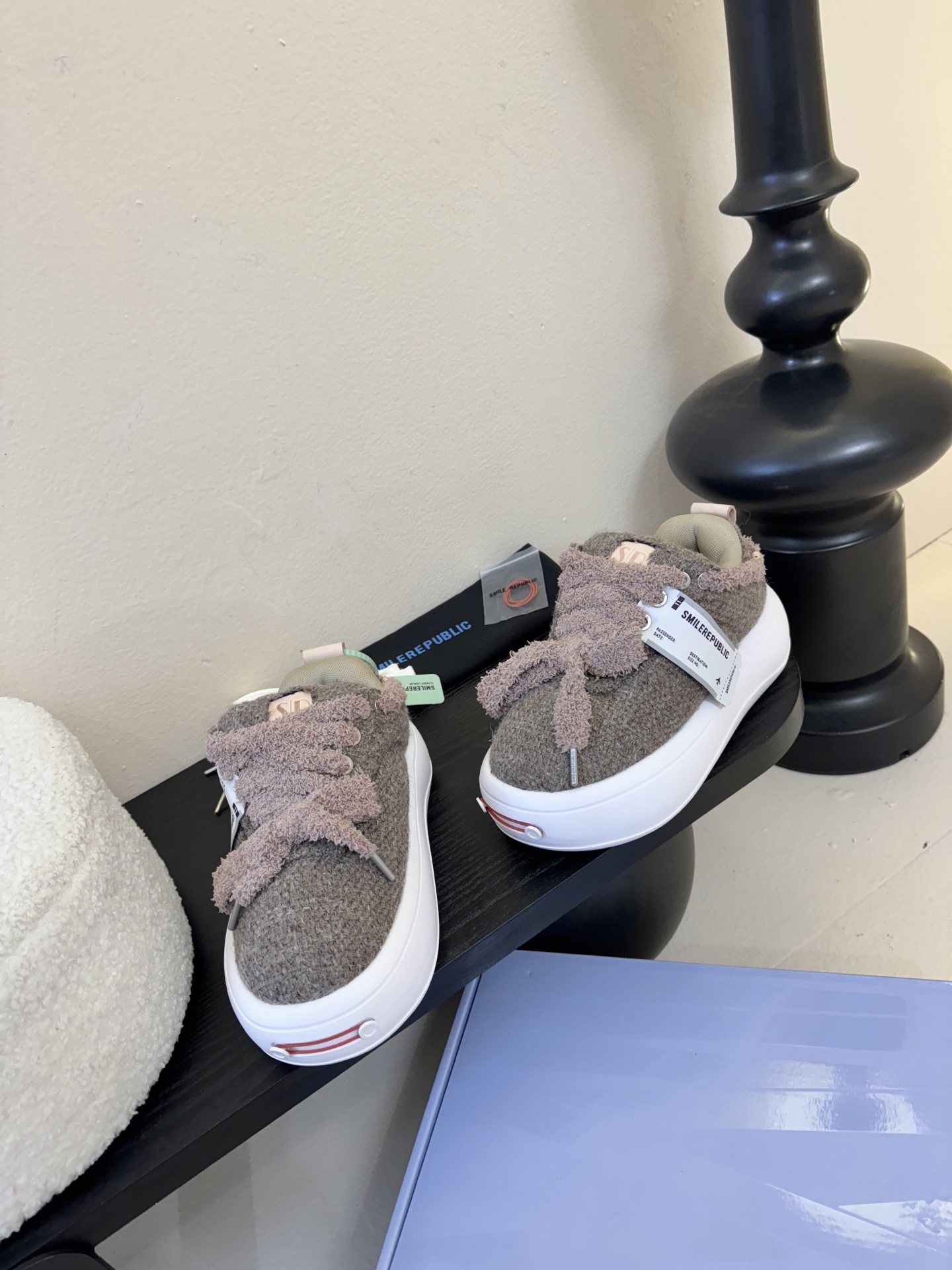 SMILEREPUBLI*26ss新款开口笑厚底面包鞋延续了品牌经典的“开口笑”弧形鞋头、反向蝴蝶结鞋带