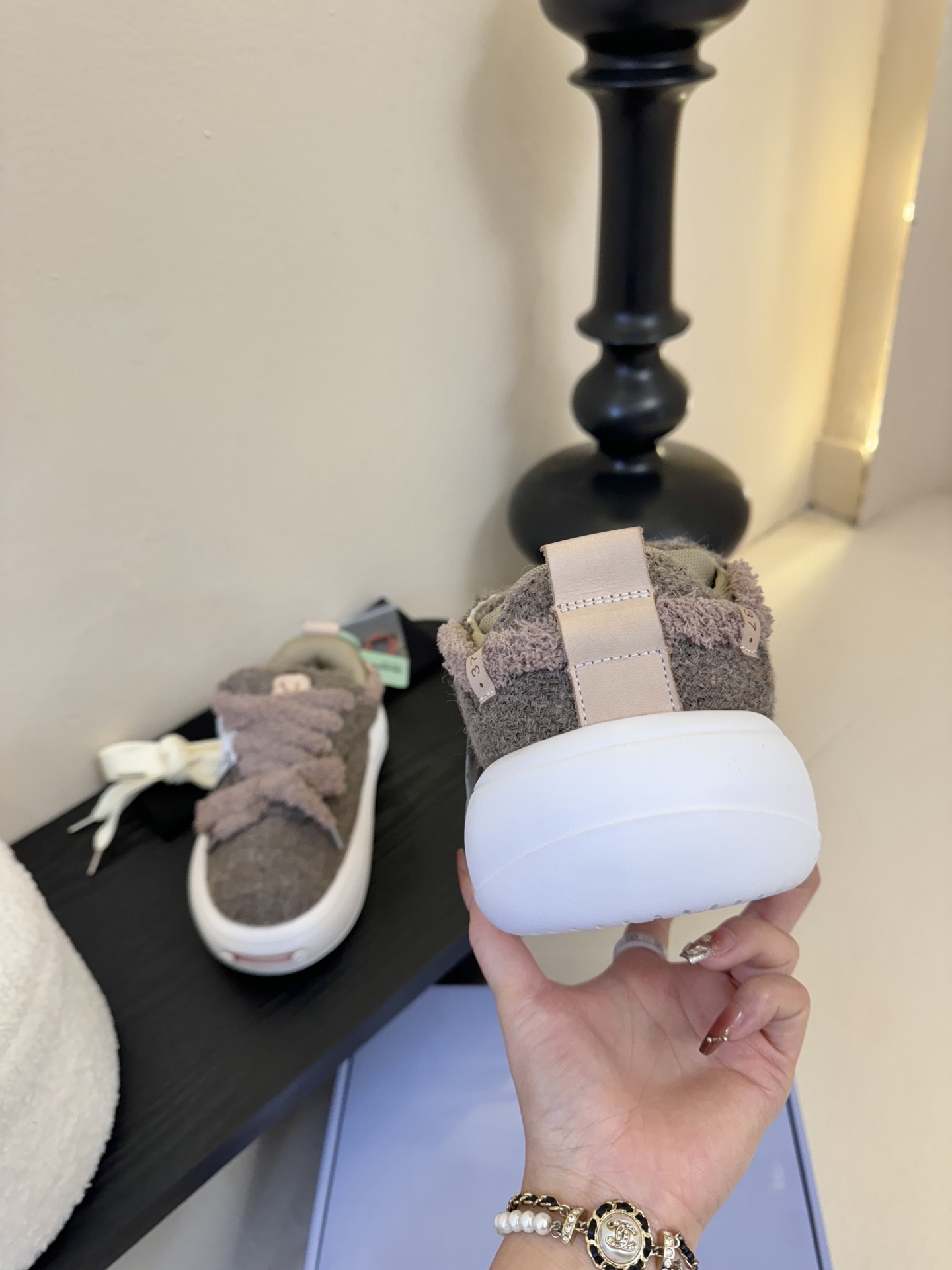 SMILEREPUBLI*26ss新款开口笑厚底面包鞋延续了品牌经典的“开口笑”弧形鞋头、反向蝴蝶结鞋带