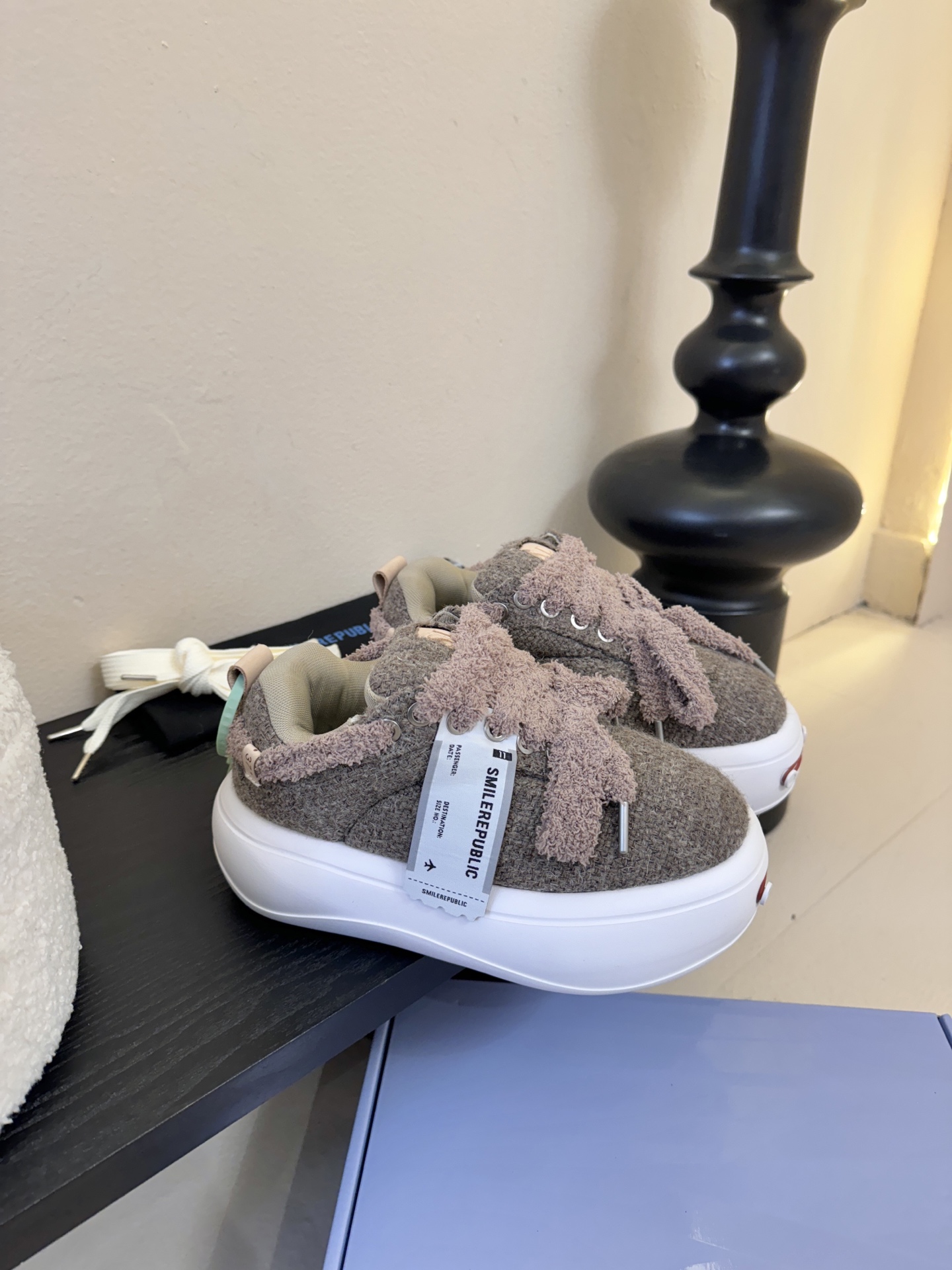 SMILEREPUBLI*26ss新款开口笑厚底面包鞋延续了品牌经典的“开口笑”弧形鞋头、反向蝴蝶结鞋带