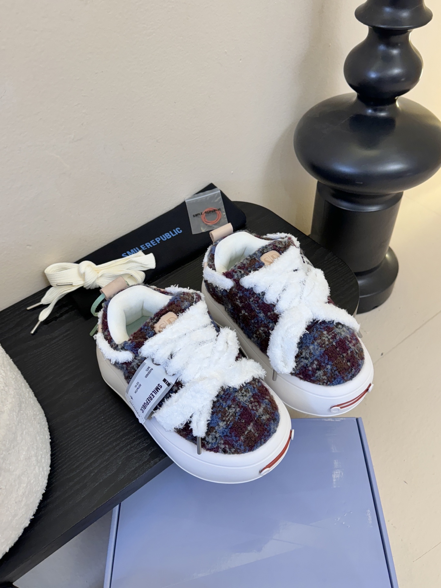 SMILEREPUBLI*26ss新款开口笑厚底面包鞋延续了品牌经典的“开口笑”弧形鞋头、反向蝴蝶结鞋带