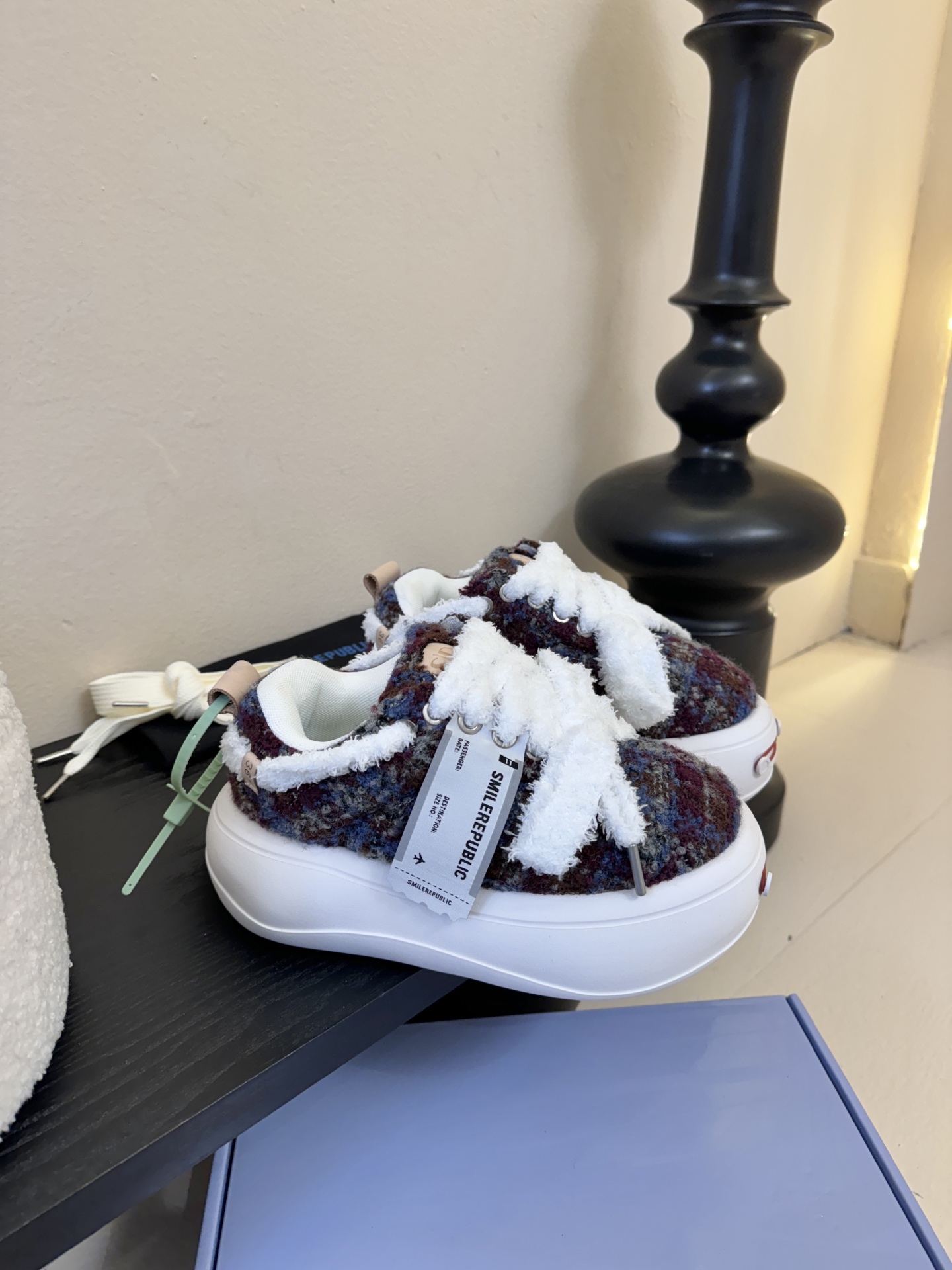 SMILEREPUBLI*26ss新款开口笑厚底面包鞋延续了品牌经典的“开口笑”弧形鞋头、反向蝴蝶结鞋带