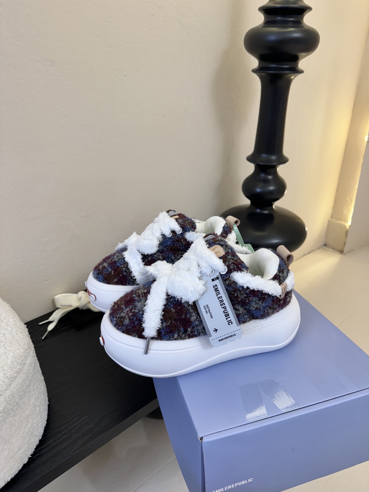 SMILEREPUBLI*26ss新款开口笑厚底面包鞋延续了品牌经典的“开口笑”弧形鞋头、反向蝴蝶结鞋带