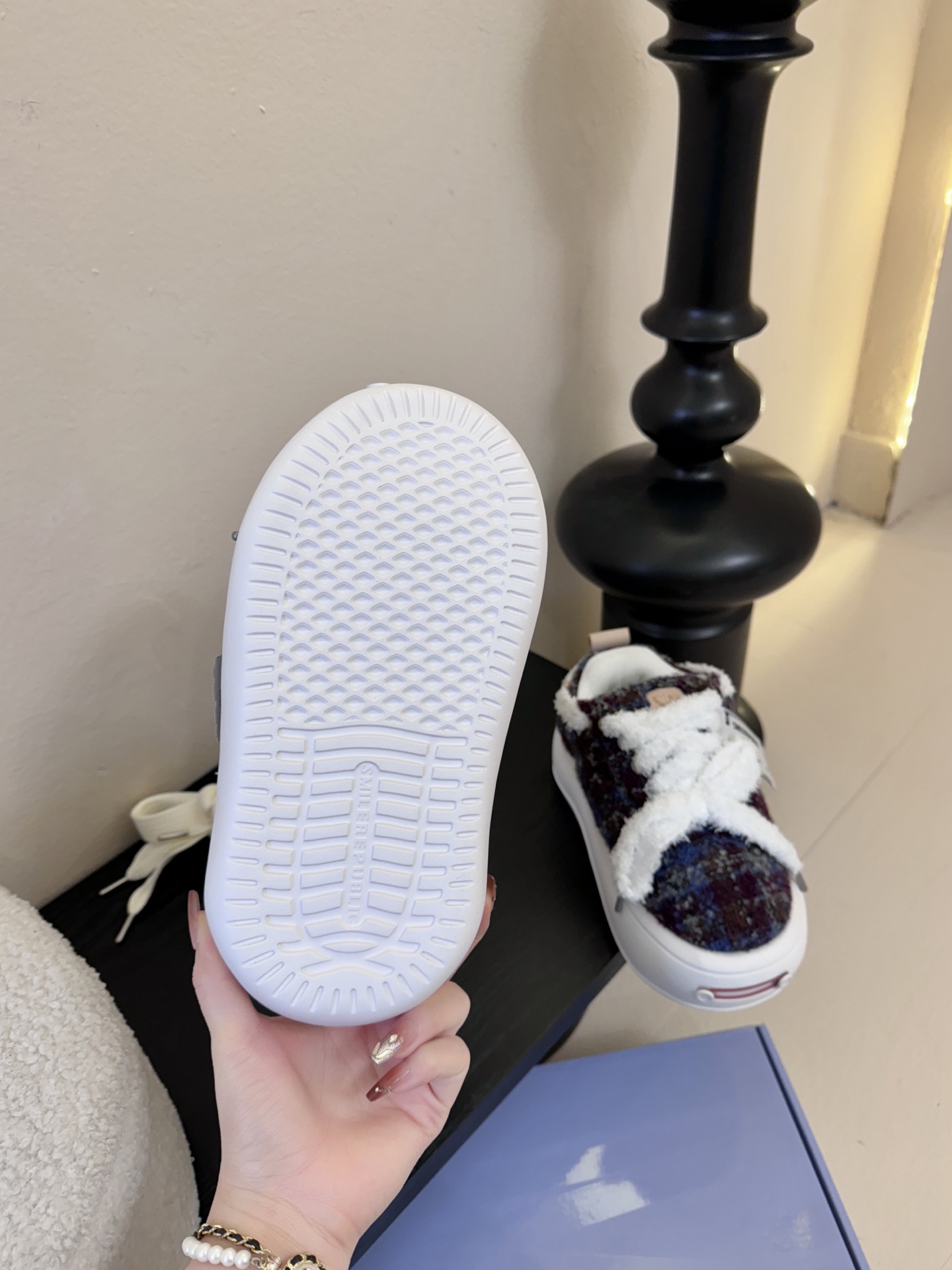 SMILEREPUBLI*26ss新款开口笑厚底面包鞋延续了品牌经典的“开口笑”弧形鞋头、反向蝴蝶结鞋带