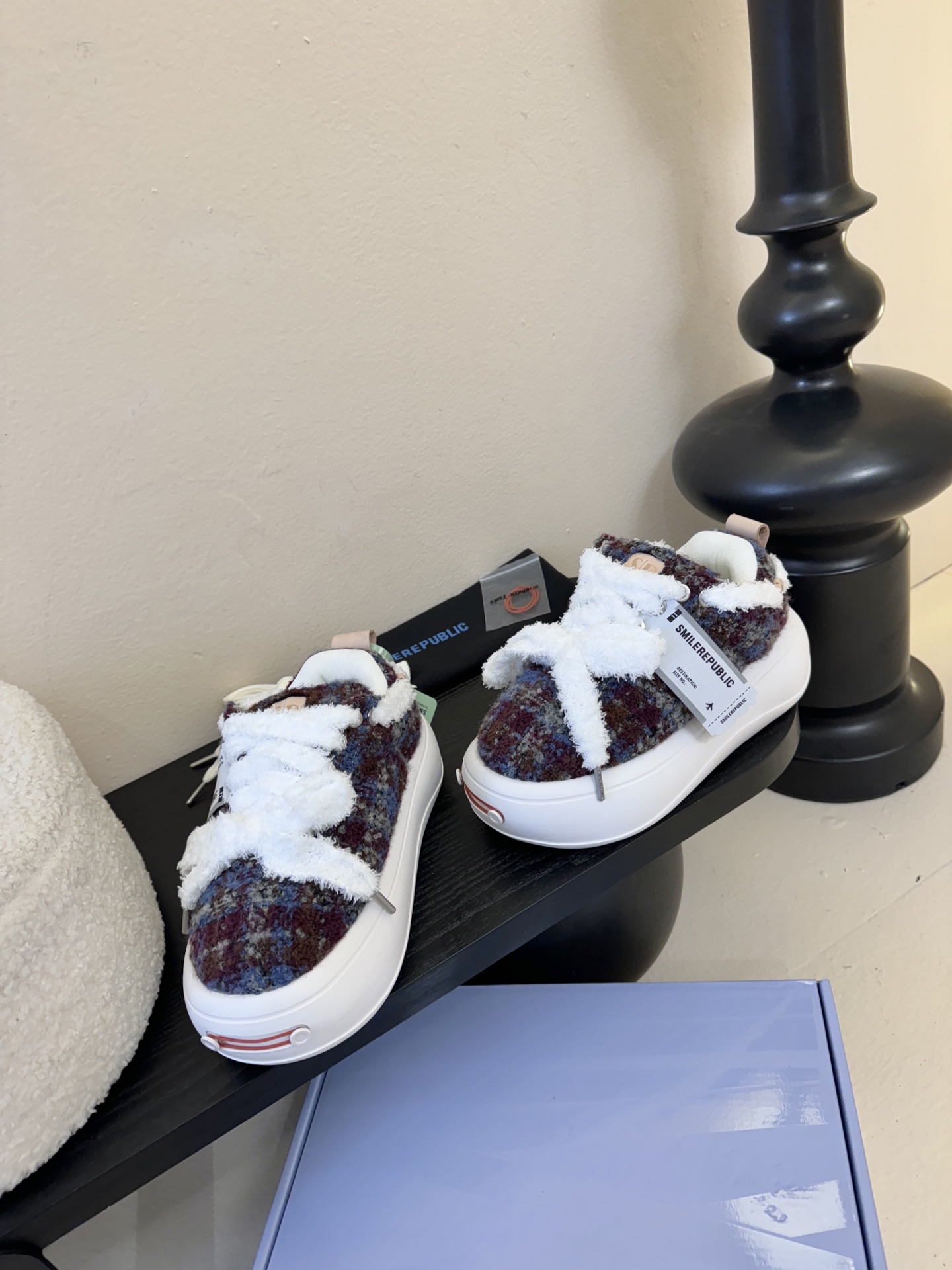 SMILEREPUBLI*26ss新款开口笑厚底面包鞋延续了品牌经典的“开口笑”弧形鞋头、反向蝴蝶结鞋带