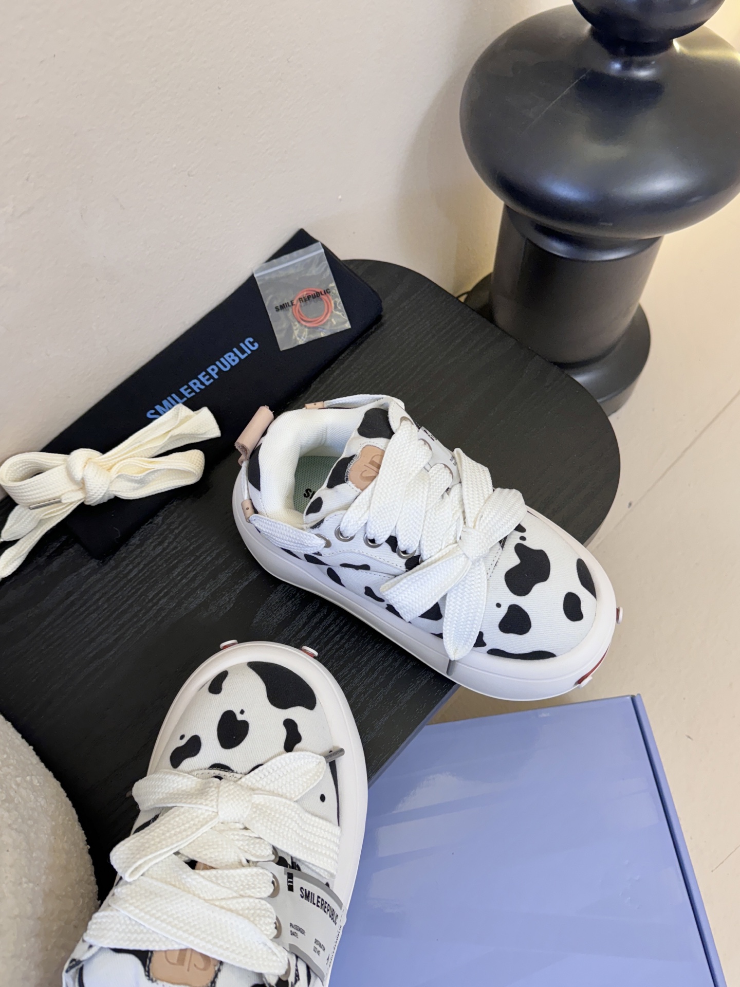 SMILEREPUBLI*26ss新款开口笑厚底面包鞋延续了品牌经典的“开口笑”弧形鞋头、反向蝴蝶结鞋带