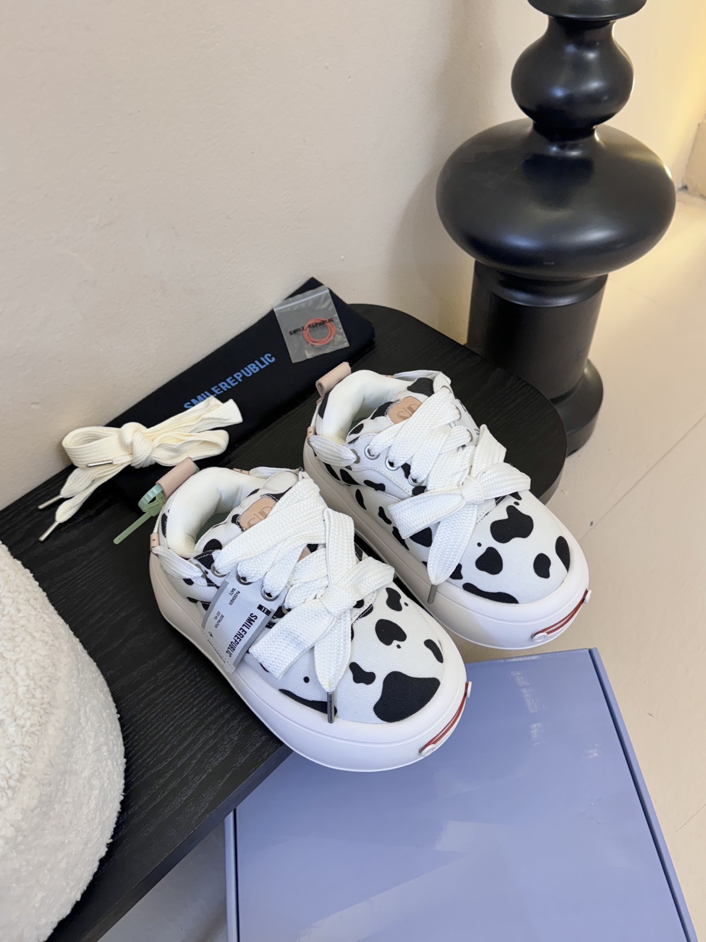 SMILEREPUBLI*26ss新款开口笑厚底面包鞋延续了品牌经典的“开口笑”弧形鞋头、反向蝴蝶结鞋带