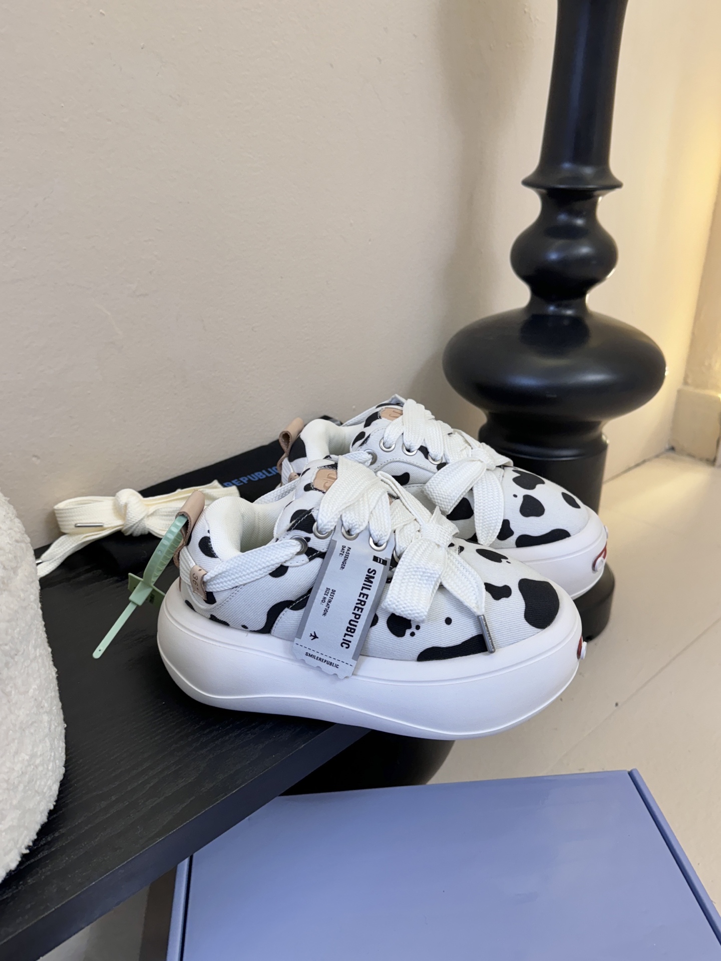 SMILEREPUBLI*26ss新款开口笑厚底面包鞋延续了品牌经典的“开口笑”弧形鞋头、反向蝴蝶结鞋带