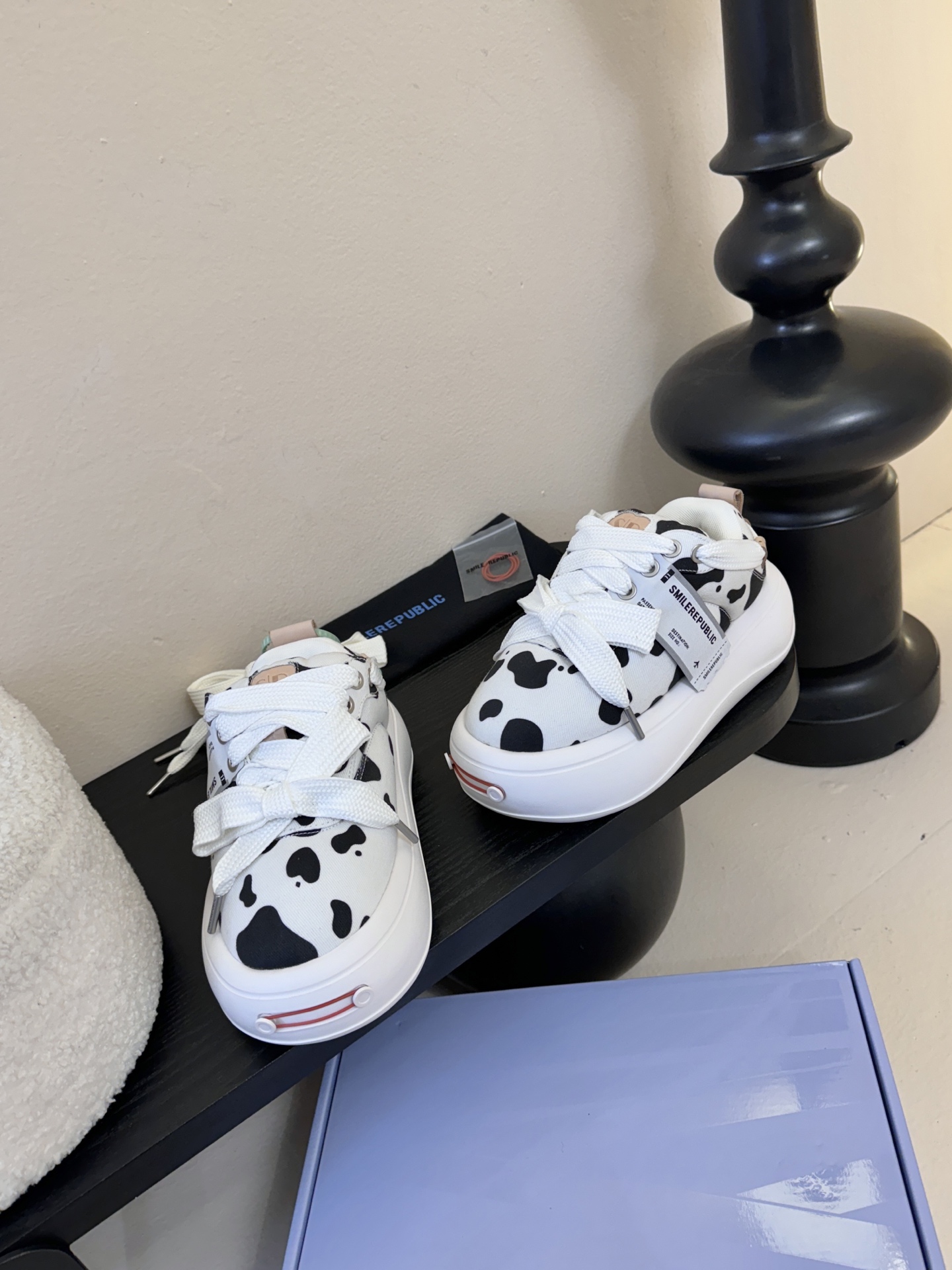 SMILEREPUBLI*26ss新款开口笑厚底面包鞋延续了品牌经典的“开口笑”弧形鞋头、反向蝴蝶结鞋带