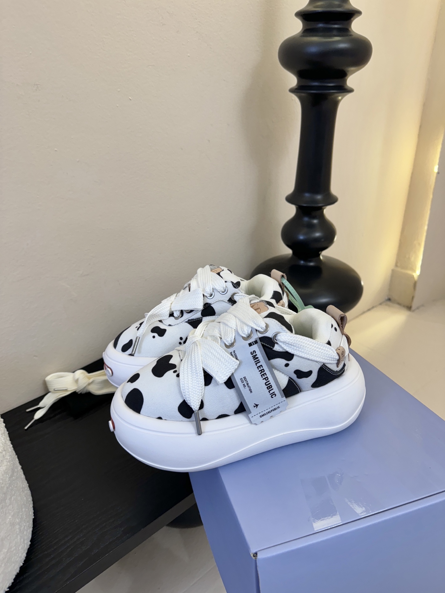 SMILEREPUBLI*26ss新款开口笑厚底面包鞋延续了品牌经典的“开口笑”弧形鞋头、反向蝴蝶结鞋带