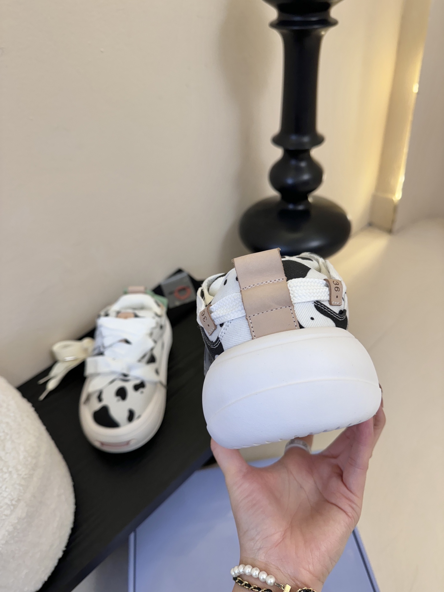 SMILEREPUBLI*26ss新款开口笑厚底面包鞋延续了品牌经典的“开口笑”弧形鞋头、反向蝴蝶结鞋带