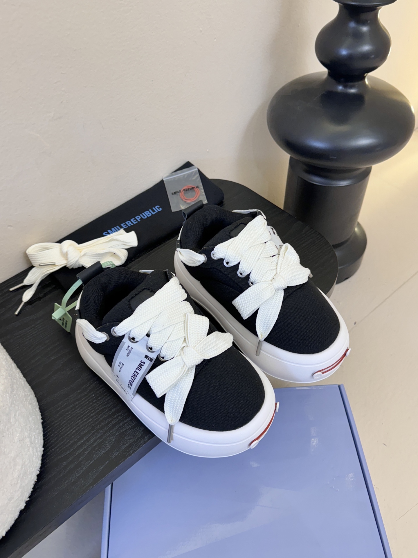 SMILEREPUBLI*26ss新款开口笑厚底面包鞋延续了品牌经典的“开口笑”弧形鞋头、反向蝴蝶结鞋带