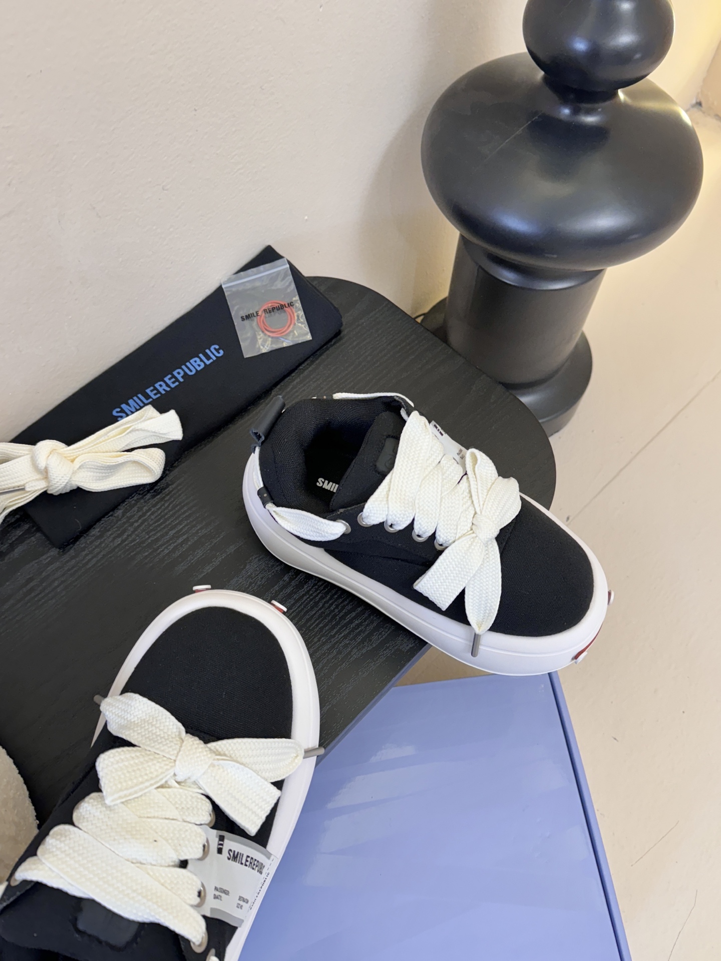 SMILEREPUBLI*26ss新款开口笑厚底面包鞋延续了品牌经典的“开口笑”弧形鞋头、反向蝴蝶结鞋带