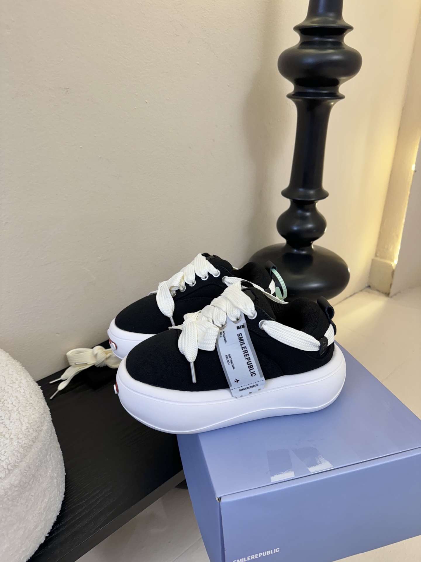 SMILEREPUBLI*26ss新款开口笑厚底面包鞋延续了品牌经典的“开口笑”弧形鞋头、反向蝴蝶结鞋带
