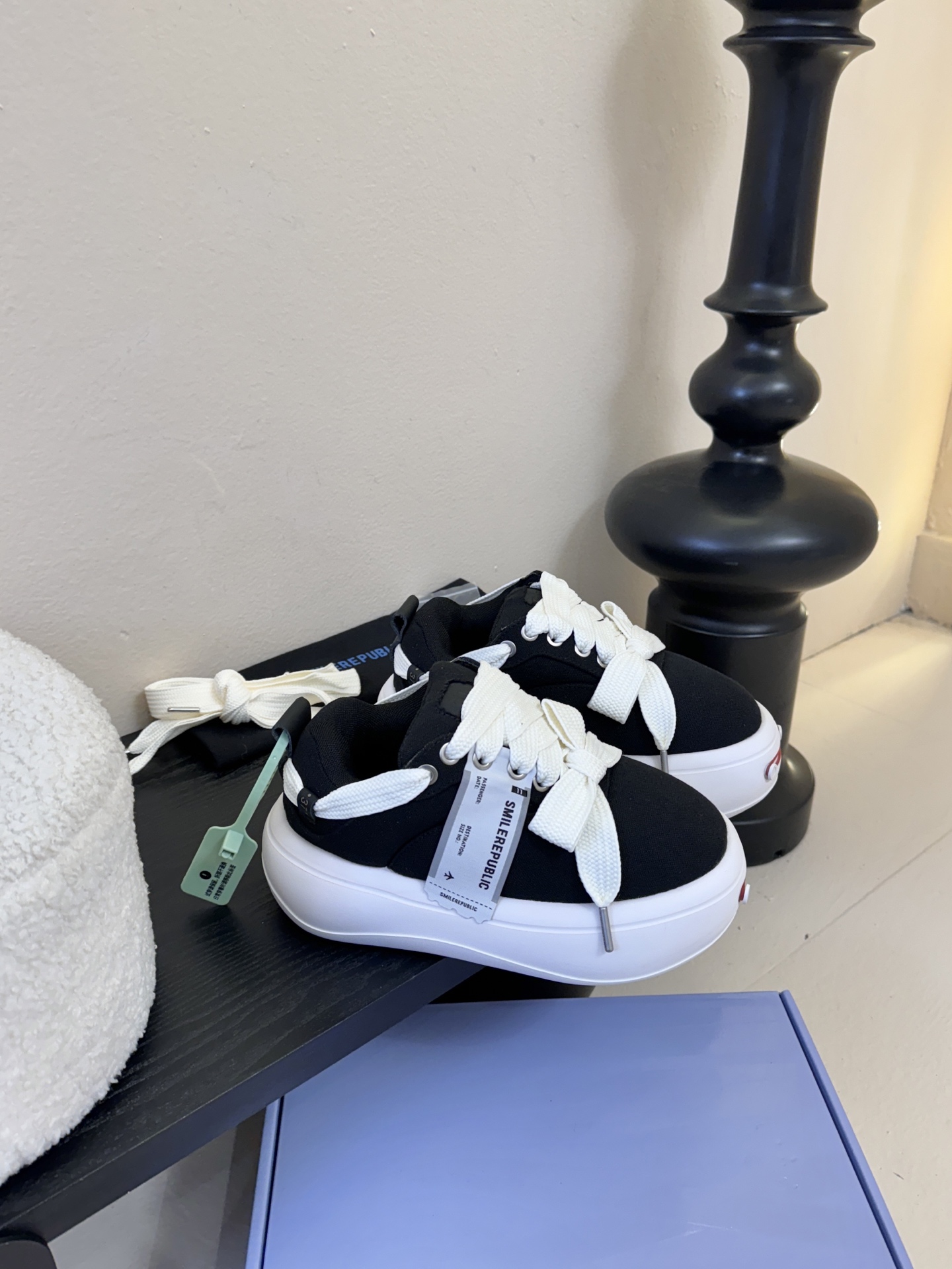 SMILEREPUBLI*26ss新款开口笑厚底面包鞋延续了品牌经典的“开口笑”弧形鞋头、反向蝴蝶结鞋带