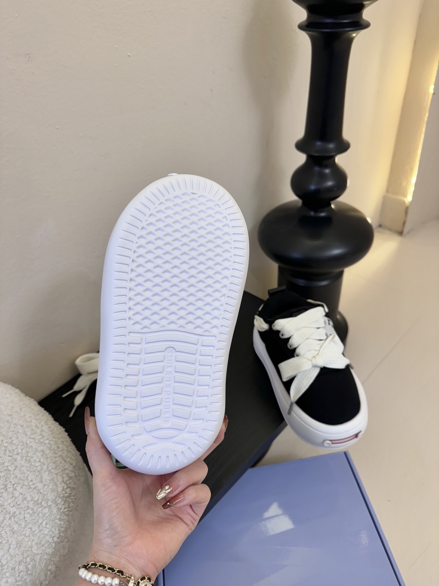 SMILEREPUBLI*26ss新款开口笑厚底面包鞋延续了品牌经典的“开口笑”弧形鞋头、反向蝴蝶结鞋带