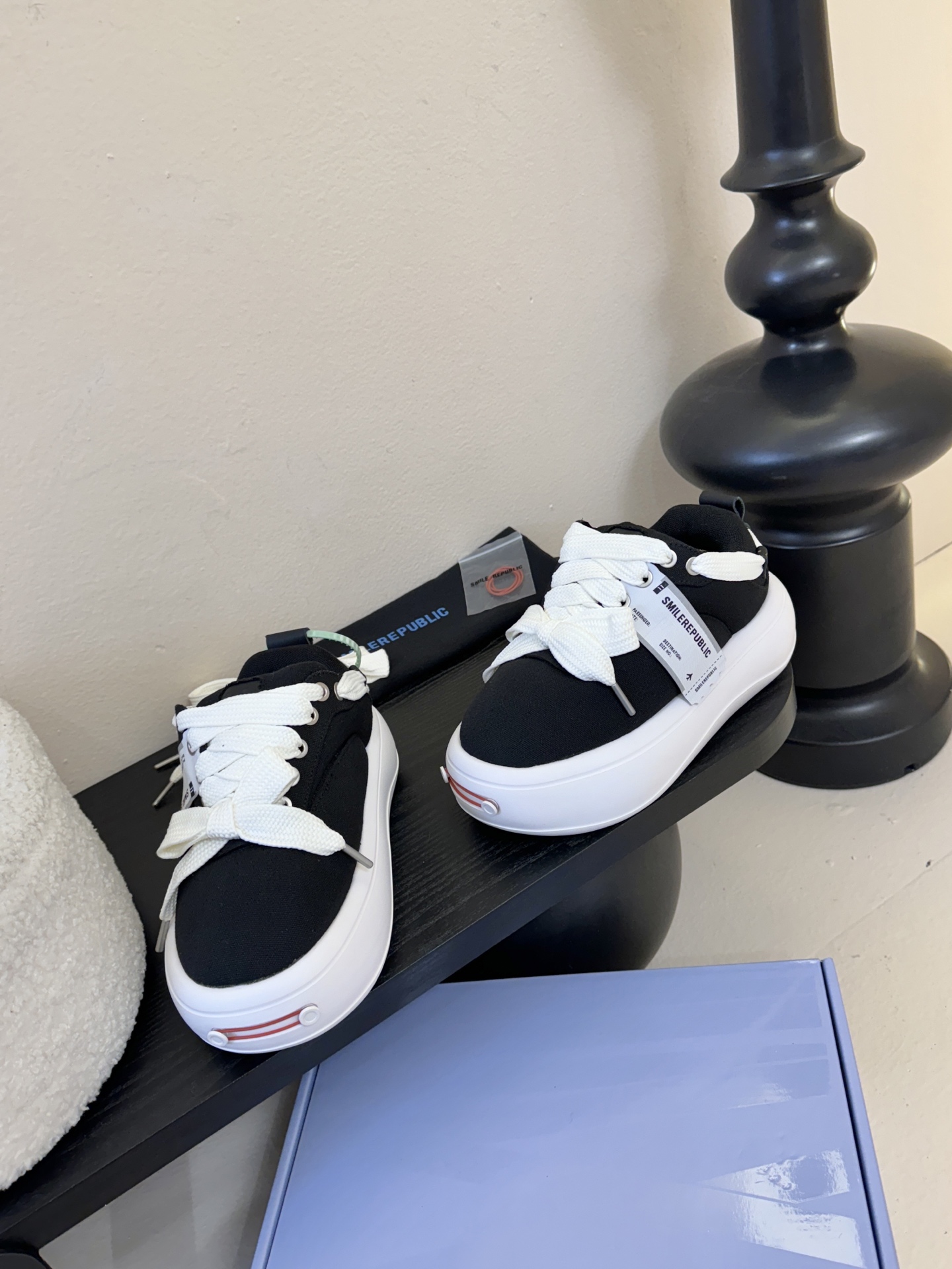 SMILEREPUBLI*26ss新款开口笑厚底面包鞋延续了品牌经典的“开口笑”弧形鞋头、反向蝴蝶结鞋带