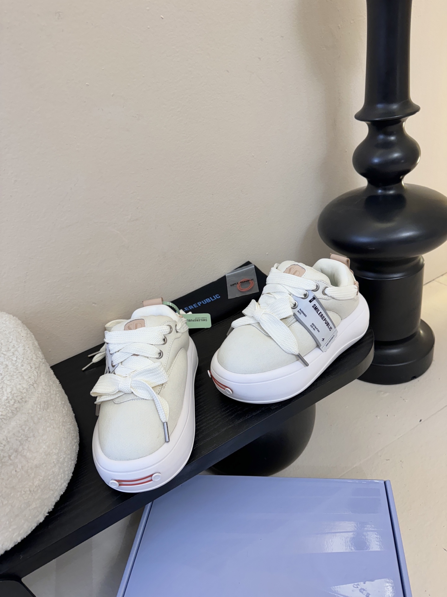 SMILEREPUBLI*26ss新款开口笑厚底面包鞋延续了品牌经典的“开口笑”弧形鞋头、反向蝴蝶结鞋带