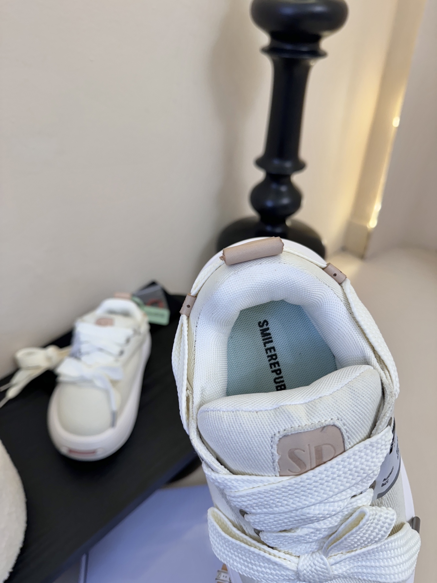 SMILEREPUBLI*26ss新款开口笑厚底面包鞋延续了品牌经典的“开口笑”弧形鞋头、反向蝴蝶结鞋带