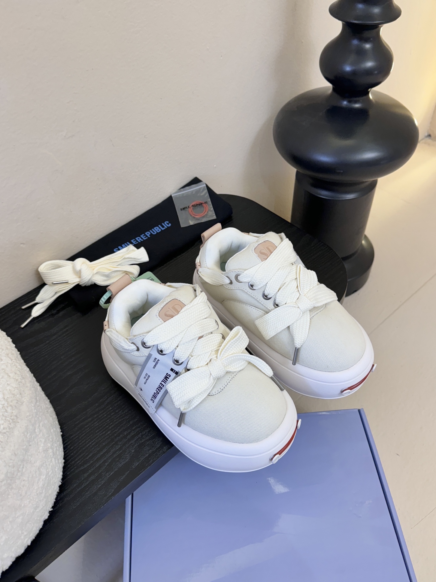 NO:725115,SMILEREPUBLI*26ss new open-smile thick-soled bread shoes continue the brand's classic 'open-smile' curved toe, reverse bow laces and side plane ticket decoration, which are highly recognizable. The shoes come with additional shoelaces, which can be freely matched and changed to meet individual needs.  The rubber outsole has strong wear resistance and good grip, and can cope with daily activities. The shoe shape is loose and does not squeeze the feet, and is friendly to wide feet. However, some styles are a little heavy, so it is recommended to choose the size after trying them on. The style takes into account fashion and childishness, and can be adapted to daily leisure, school, travel and other scenes. Upper cloth lining Mesh outsole Rubber foam outsole Size 35-40 (40 size customization is not returnable) Heel height 6cm, casual shoes/sports shoes, sneakers19860909SMILEREPUBLI*26ss新款开口笑厚底面包鞋 延续了品牌经典的“开口笑”弧形鞋头、反向蝴蝶结鞋带和侧边飞机票装饰,辨识度极高.鞋款附赠额外鞋带,可自由搭配变换风格,满足个性化需求. 橡胶大底耐磨性强、抓地力好,能应对日常活动场景.鞋型宽松不挤脚,对宽脚友好,但部分款式自重略沉,建议试穿后选择尺码.风格兼顾时尚与童趣,日常休闲、上学、出游等场景都能适配. 鞋面布面 内里网布 大底橡胶发泡大底 size35-40码（40码定制不退换） 跟高6cm,休闲鞋/运动鞋,sneakers,Women's Shoes