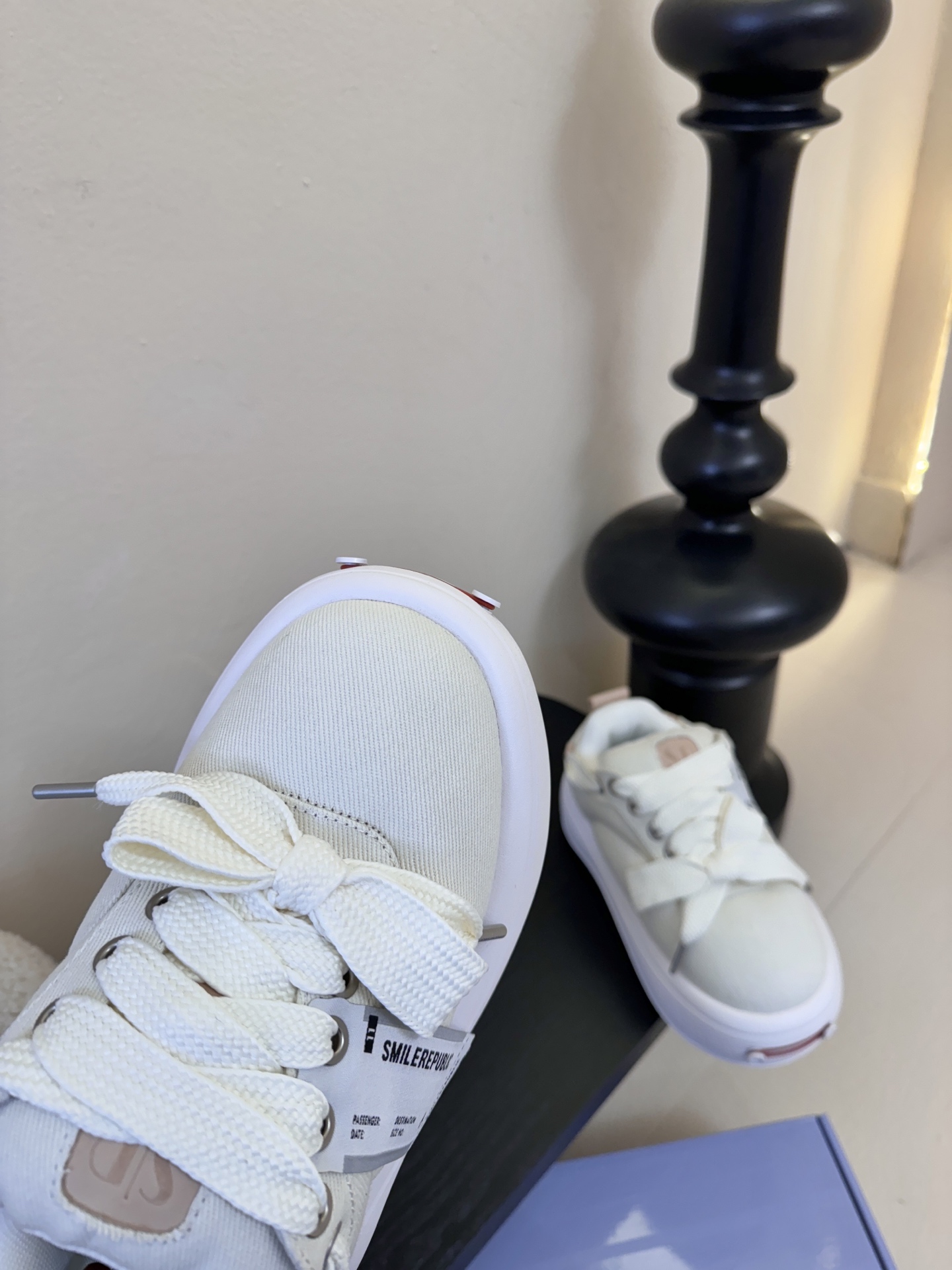 SMILEREPUBLI*26ss新款开口笑厚底面包鞋延续了品牌经典的“开口笑”弧形鞋头、反向蝴蝶结鞋带