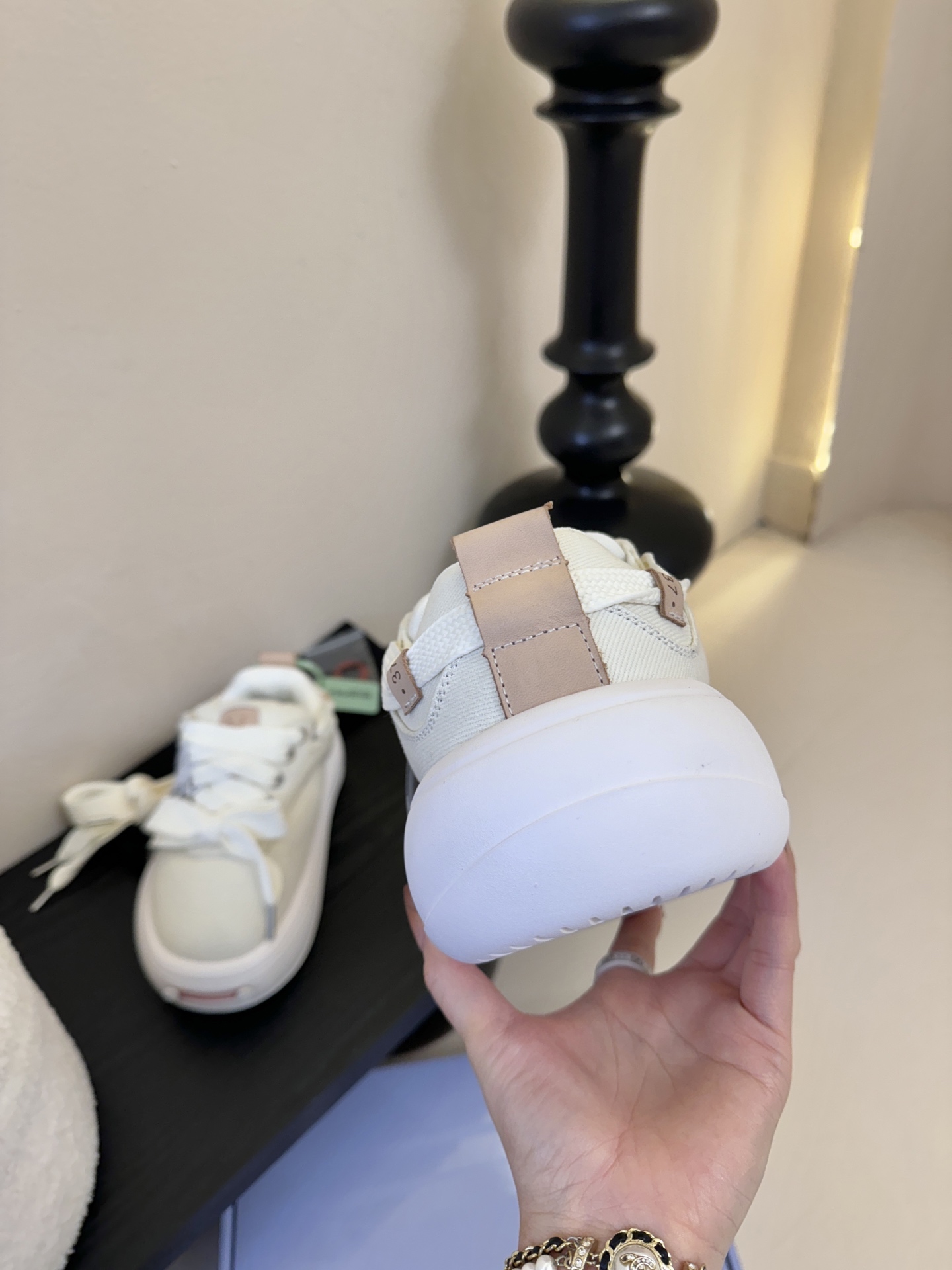 SMILEREPUBLI*26ss新款开口笑厚底面包鞋延续了品牌经典的“开口笑”弧形鞋头、反向蝴蝶结鞋带