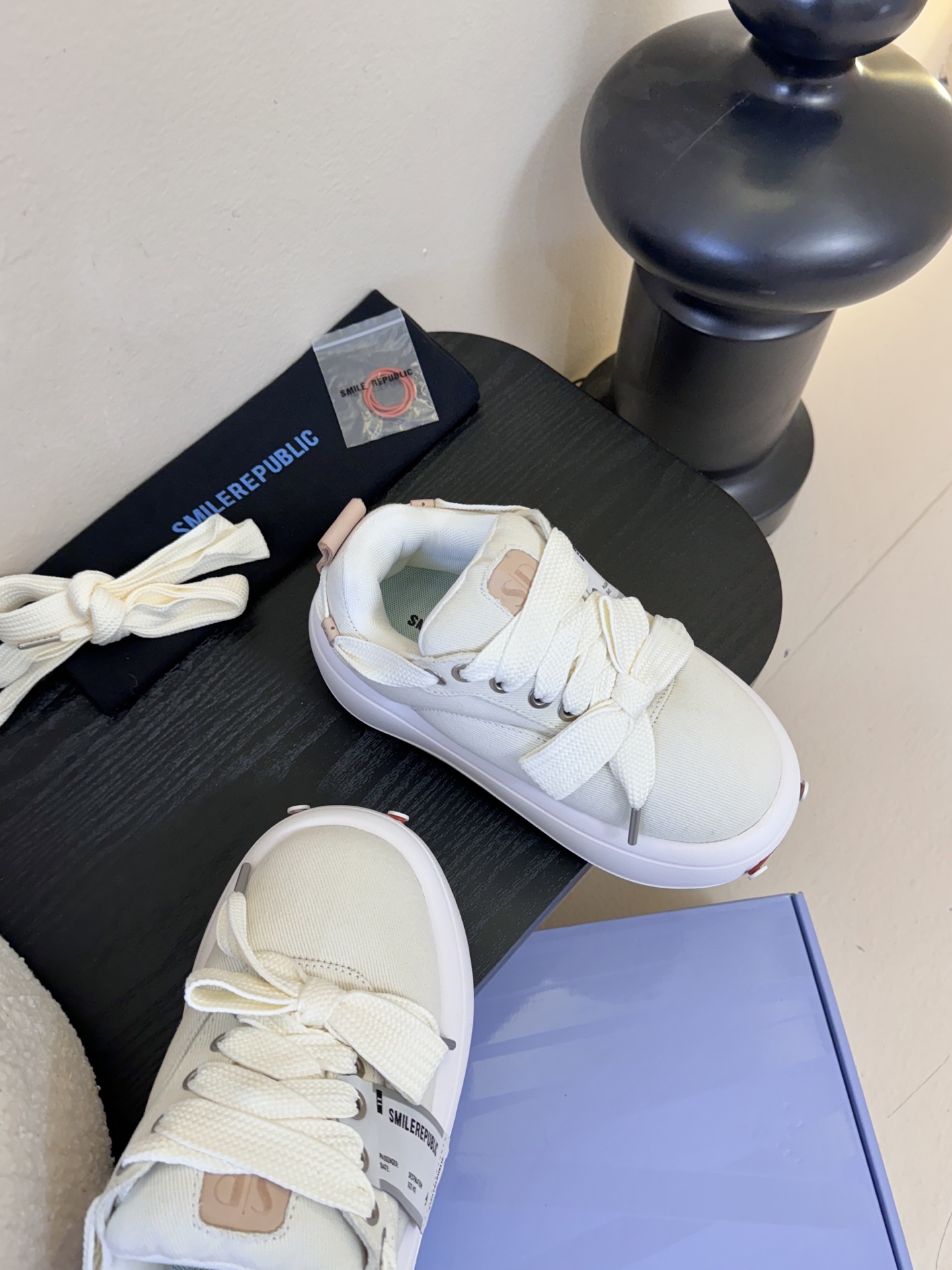 SMILEREPUBLI*26ss新款开口笑厚底面包鞋延续了品牌经典的“开口笑”弧形鞋头、反向蝴蝶结鞋带