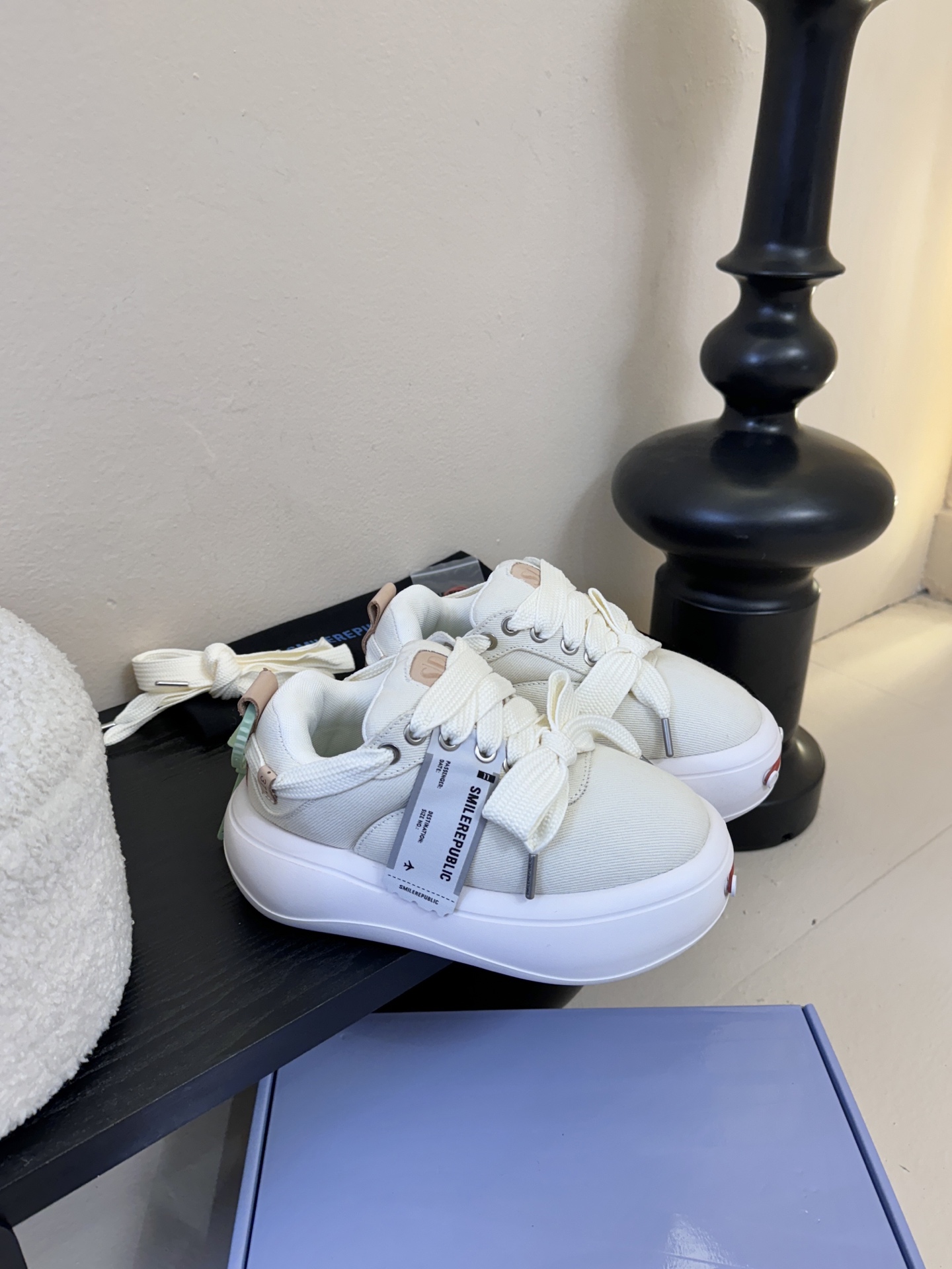 SMILEREPUBLI*26ss新款开口笑厚底面包鞋延续了品牌经典的“开口笑”弧形鞋头、反向蝴蝶结鞋带