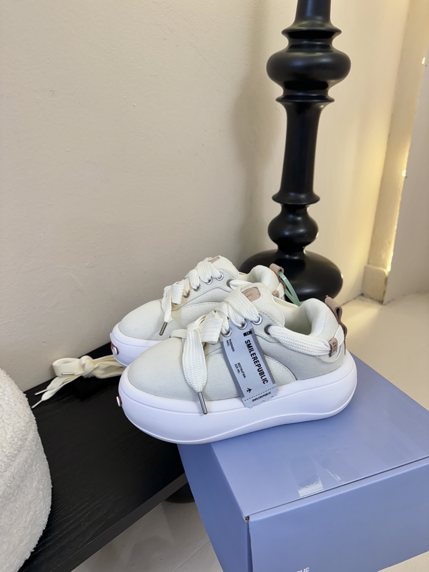 SMILEREPUBLI*26ss新款开口笑厚底面包鞋延续了品牌经典的“开口笑”弧形鞋头、反向蝴蝶结鞋带