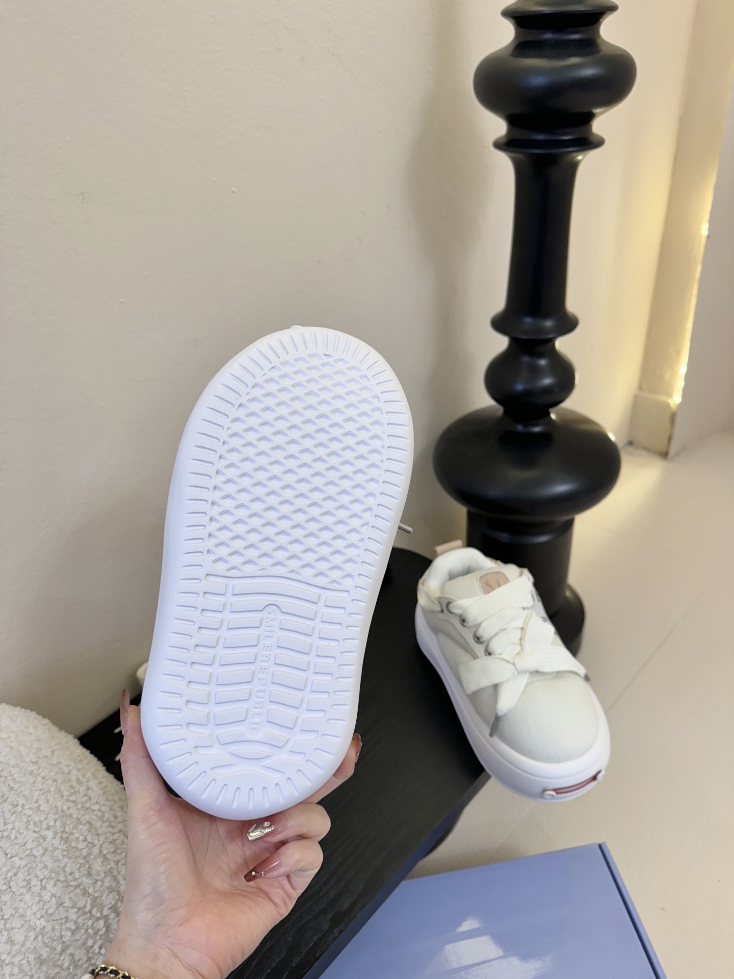 SMILEREPUBLI*26ss新款开口笑厚底面包鞋延续了品牌经典的“开口笑”弧形鞋头、反向蝴蝶结鞋带