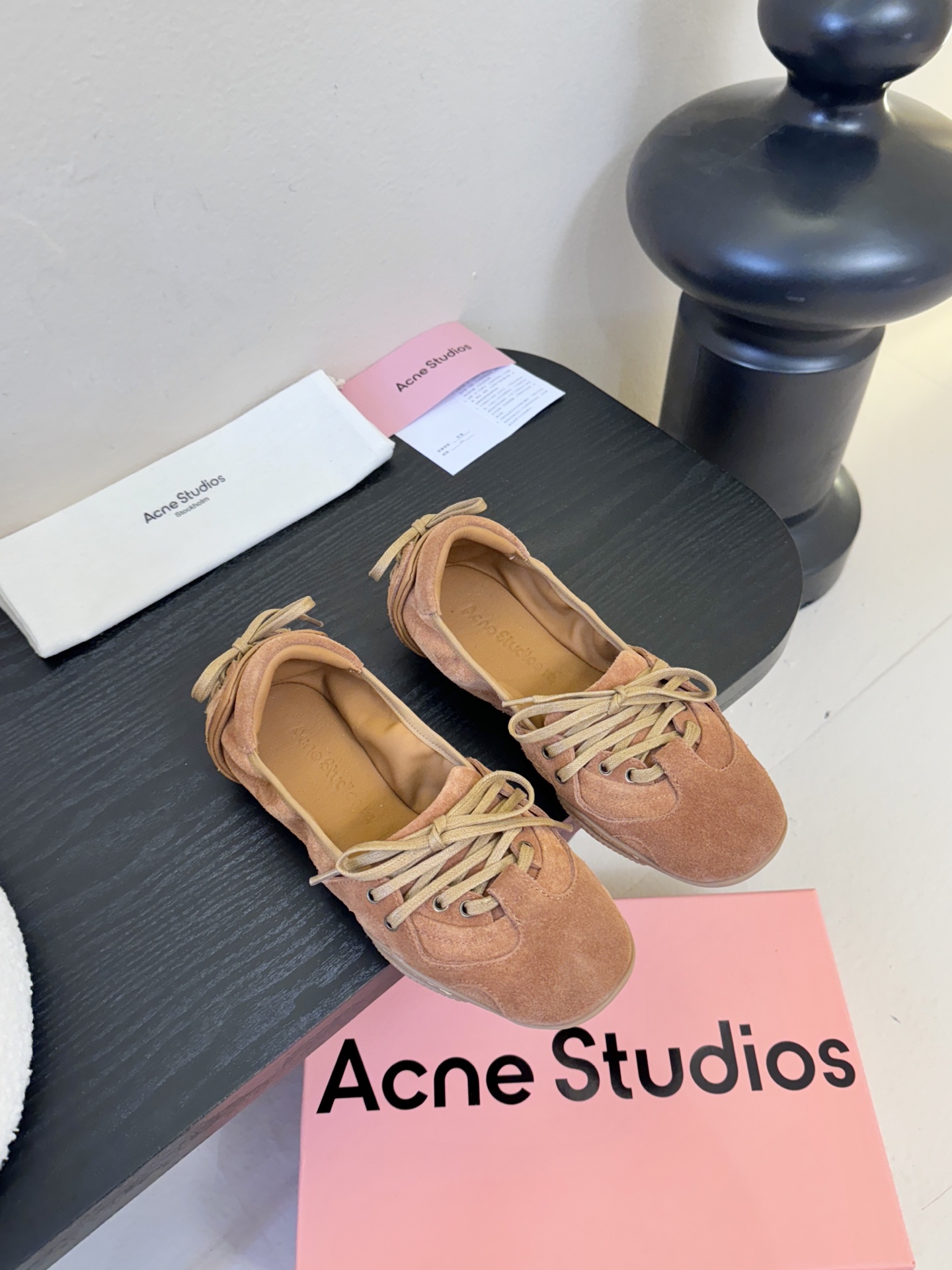 Acne Studio*25s 芭蕾风蝴蝶结绑带浅口单鞋重塑经典芭蕾舞鞋轮廓，将芭蕾的浪漫优雅与街头休闲