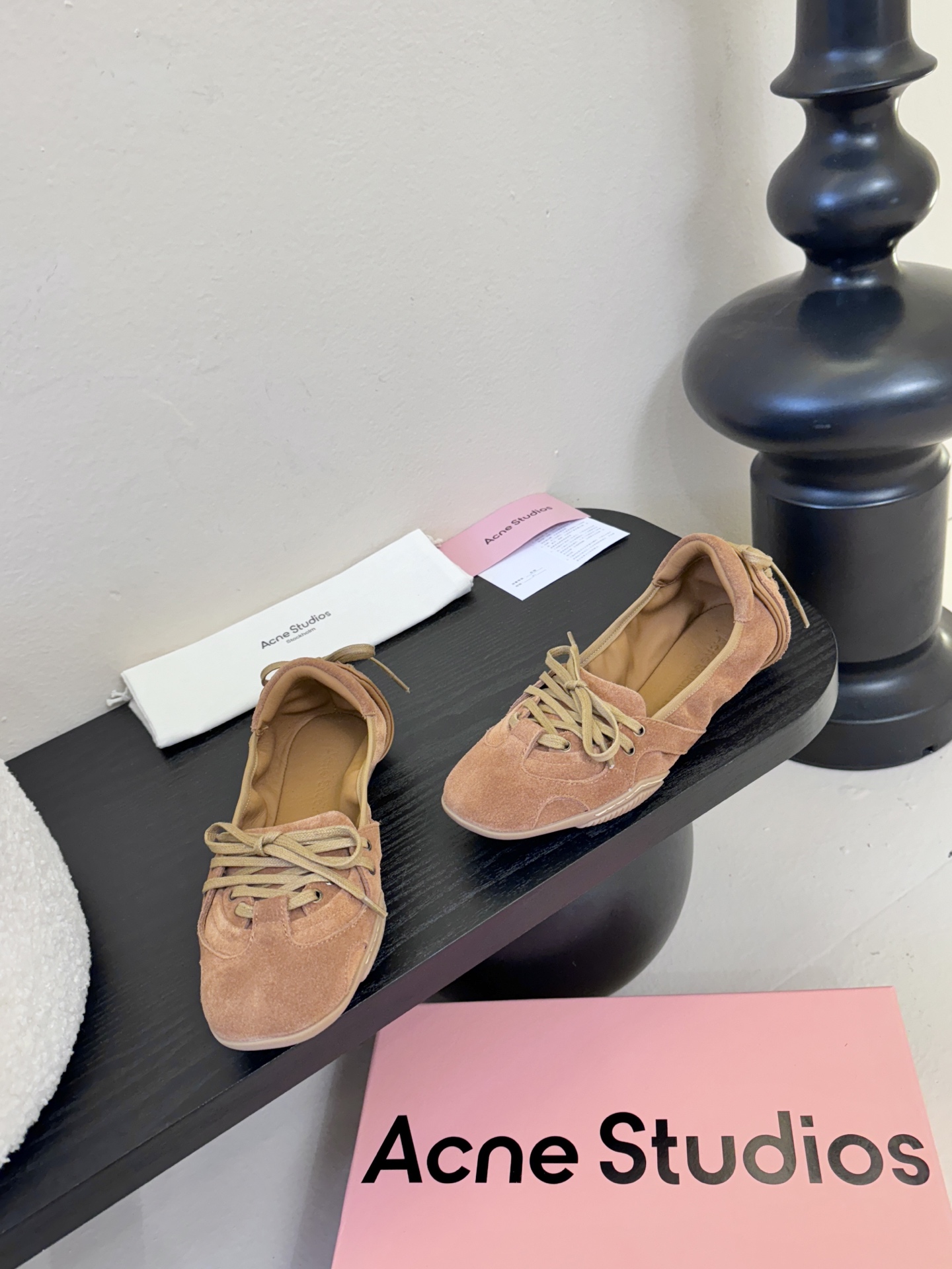 Acne Studio*25s 芭蕾风蝴蝶结绑带浅口单鞋重塑经典芭蕾舞鞋轮廓，将芭蕾的浪漫优雅与街头休闲