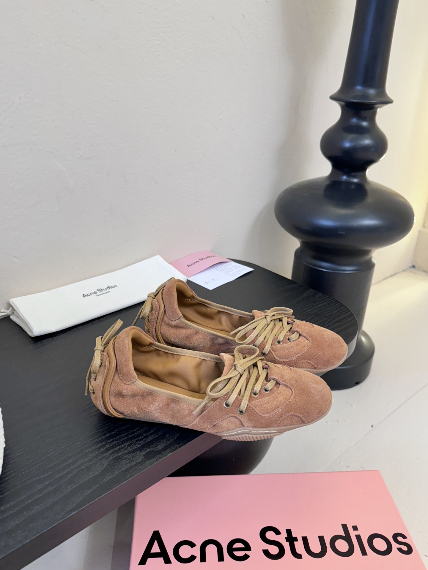 Acne Studio*25s 芭蕾风蝴蝶结绑带浅口单鞋重塑经典芭蕾舞鞋轮廓，将芭蕾的浪漫优雅与街头休闲