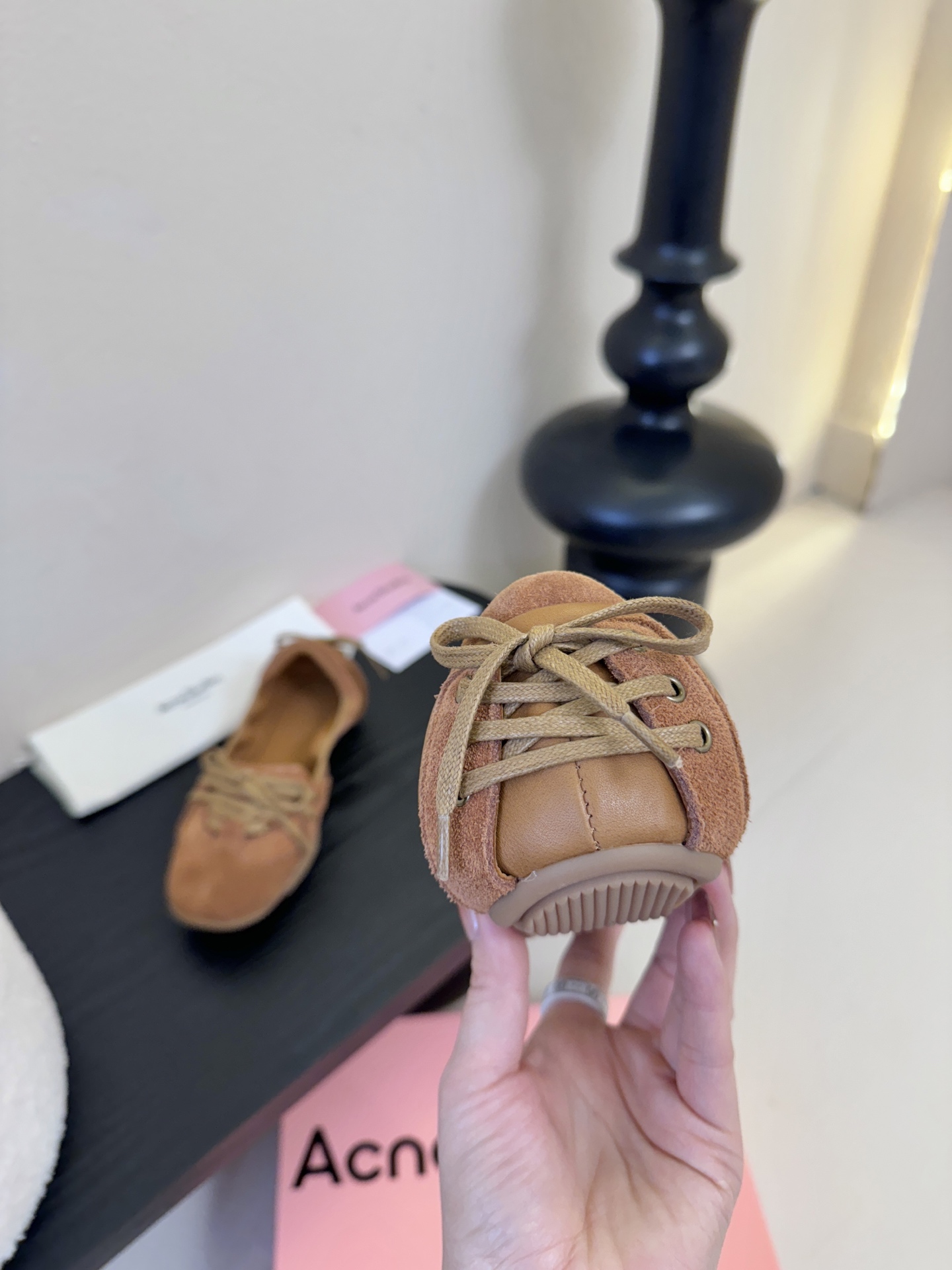 Acne Studio*25s 芭蕾风蝴蝶结绑带浅口单鞋重塑经典芭蕾舞鞋轮廓，将芭蕾的浪漫优雅与街头休闲