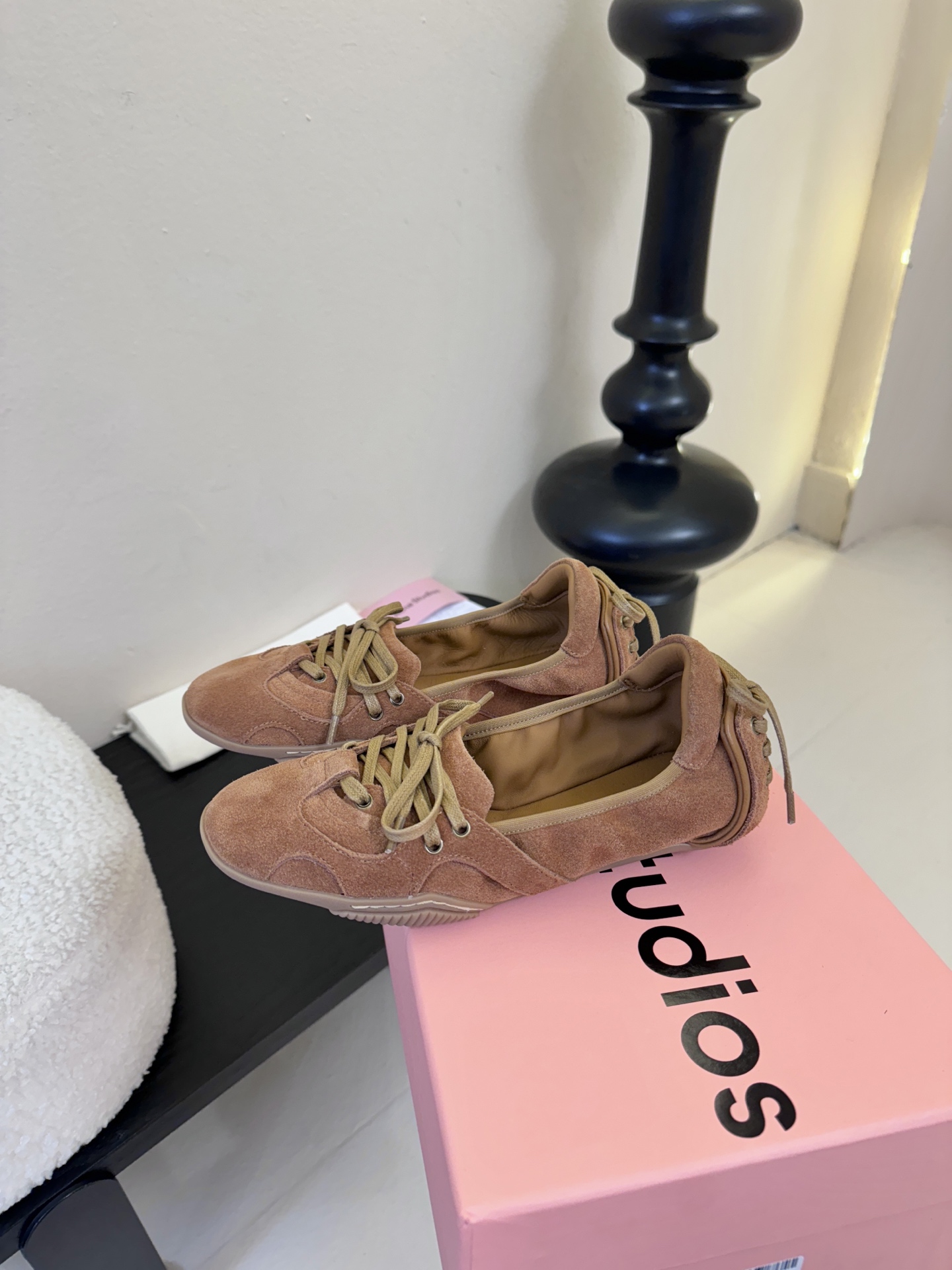 Acne Studio*25s 芭蕾风蝴蝶结绑带浅口单鞋重塑经典芭蕾舞鞋轮廓，将芭蕾的浪漫优雅与街头休闲