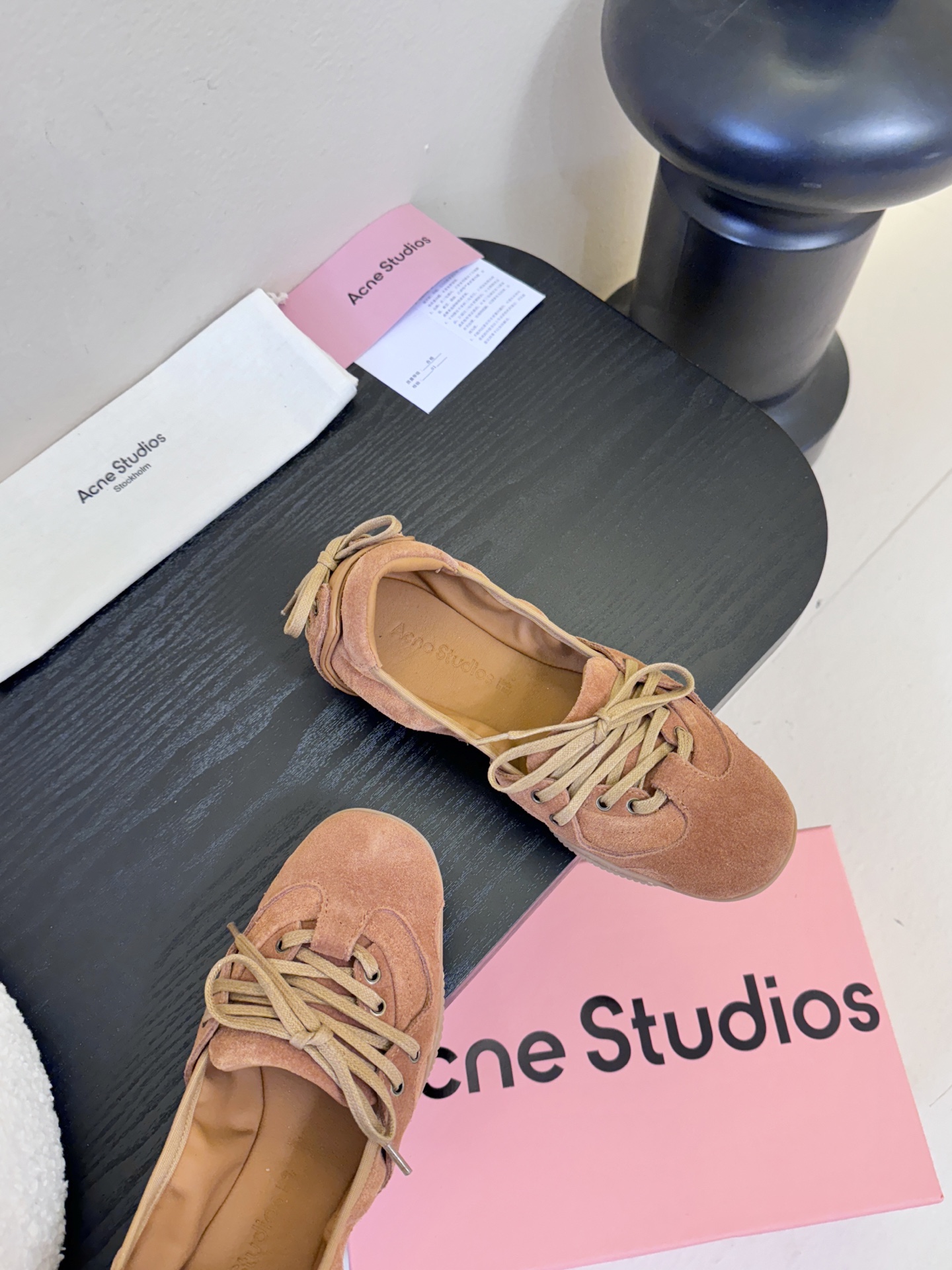 Acne Studio*25s 芭蕾风蝴蝶结绑带浅口单鞋重塑经典芭蕾舞鞋轮廓，将芭蕾的浪漫优雅与街头休闲