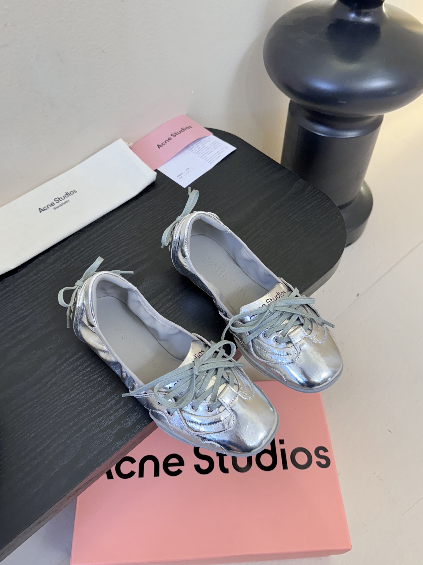 Acne Studio*25s 芭蕾风蝴蝶结绑带浅口单鞋重塑经典芭蕾舞鞋轮廓，将芭蕾的浪漫优雅与街头休闲