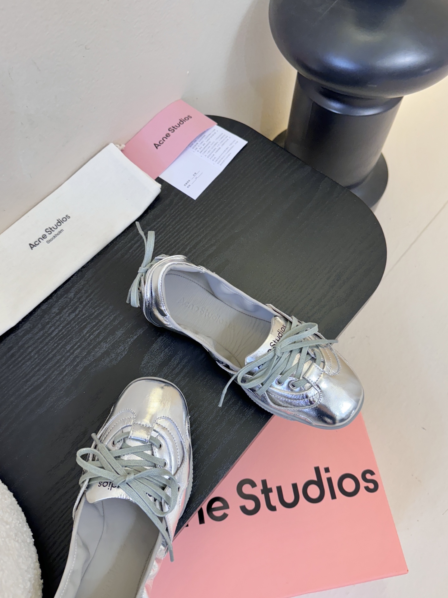 Acne Studio*25s 芭蕾风蝴蝶结绑带浅口单鞋重塑经典芭蕾舞鞋轮廓，将芭蕾的浪漫优雅与街头休闲