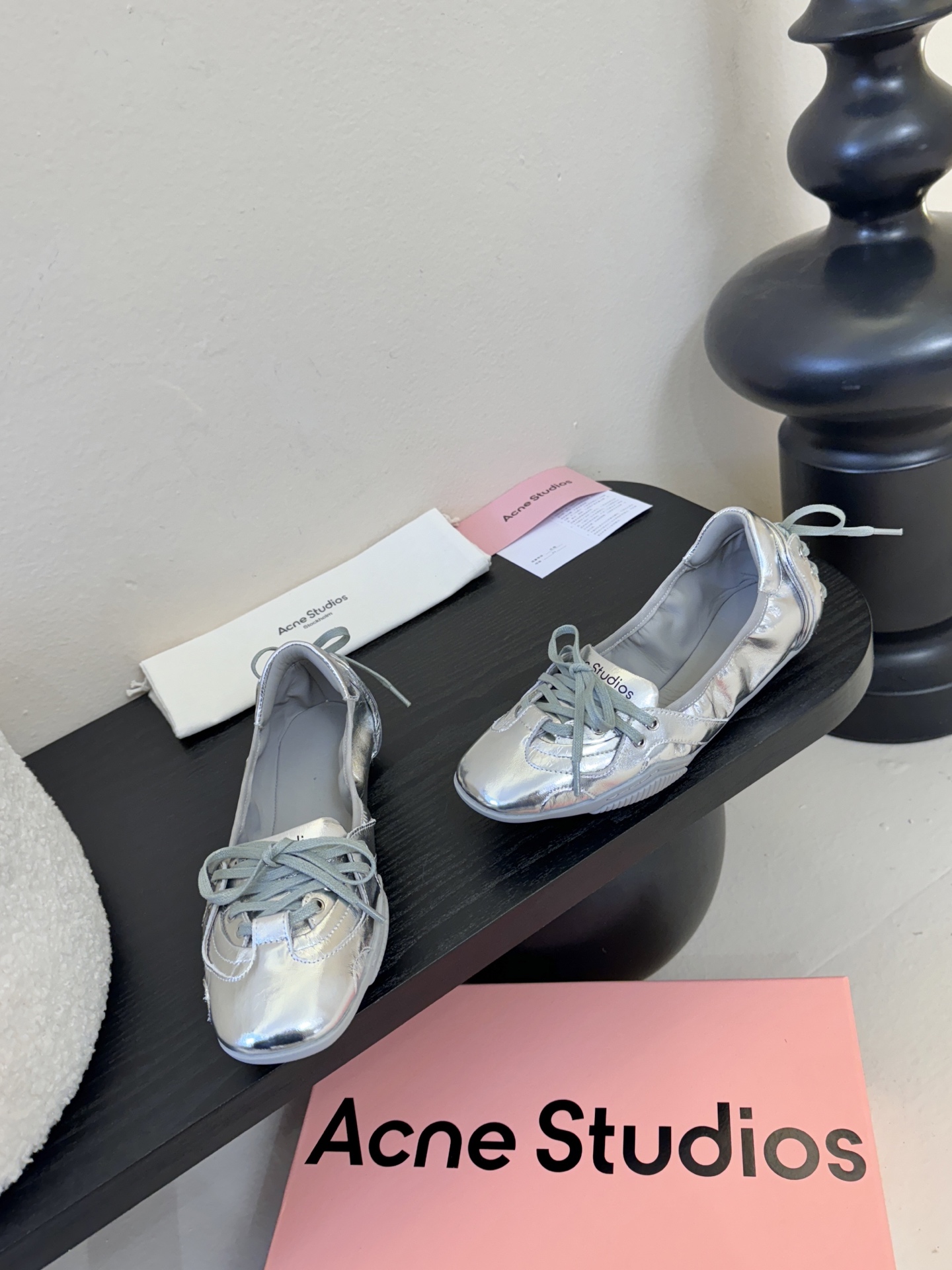 Acne Studio*25s 芭蕾风蝴蝶结绑带浅口单鞋重塑经典芭蕾舞鞋轮廓，将芭蕾的浪漫优雅与街头休闲