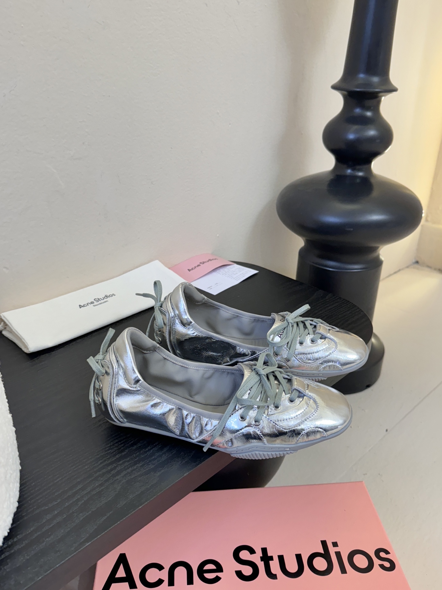 Acne Studio*25s 芭蕾风蝴蝶结绑带浅口单鞋重塑经典芭蕾舞鞋轮廓，将芭蕾的浪漫优雅与街头休闲